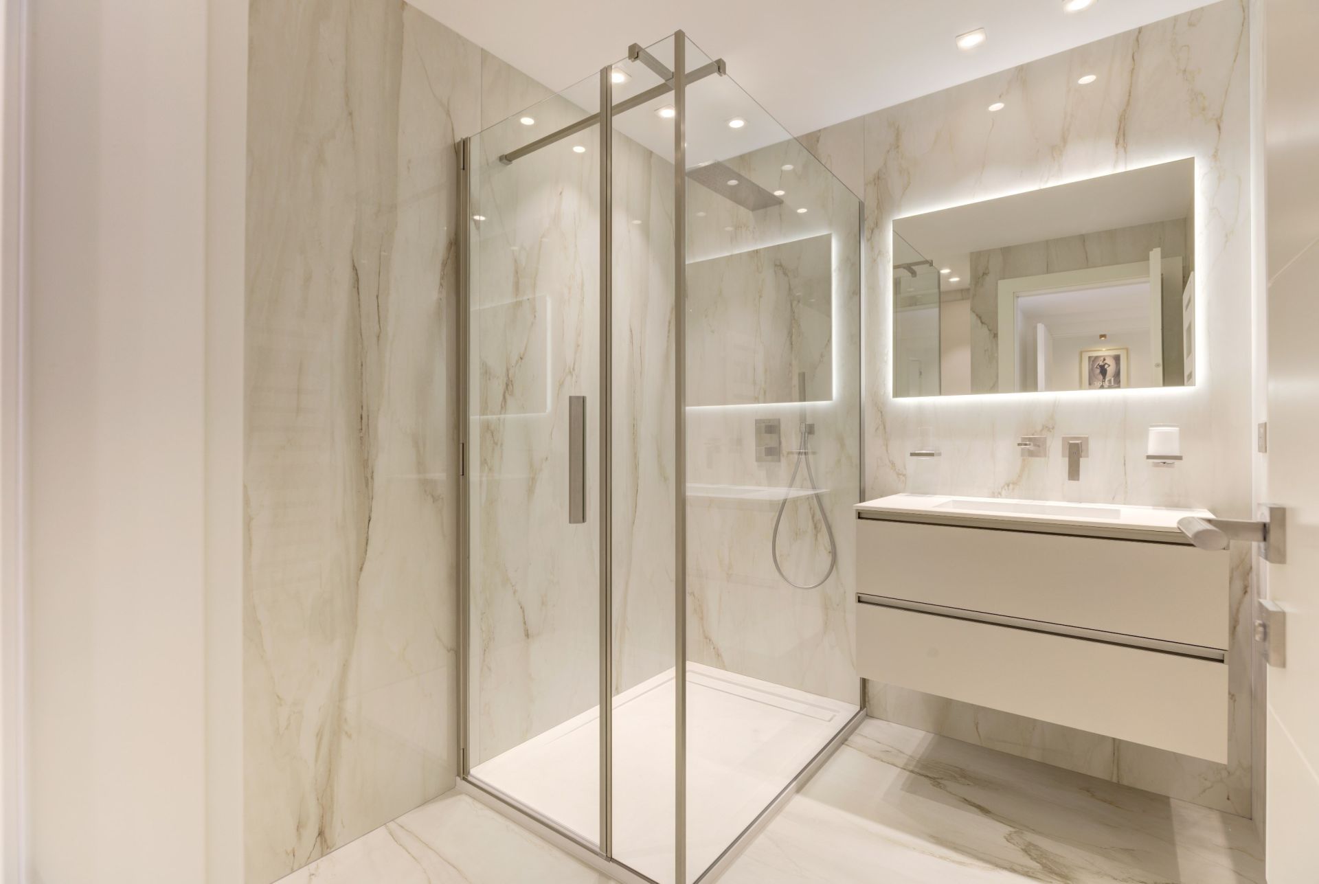 luxury apartment 3 Rooms for sale on CANNES (06400)