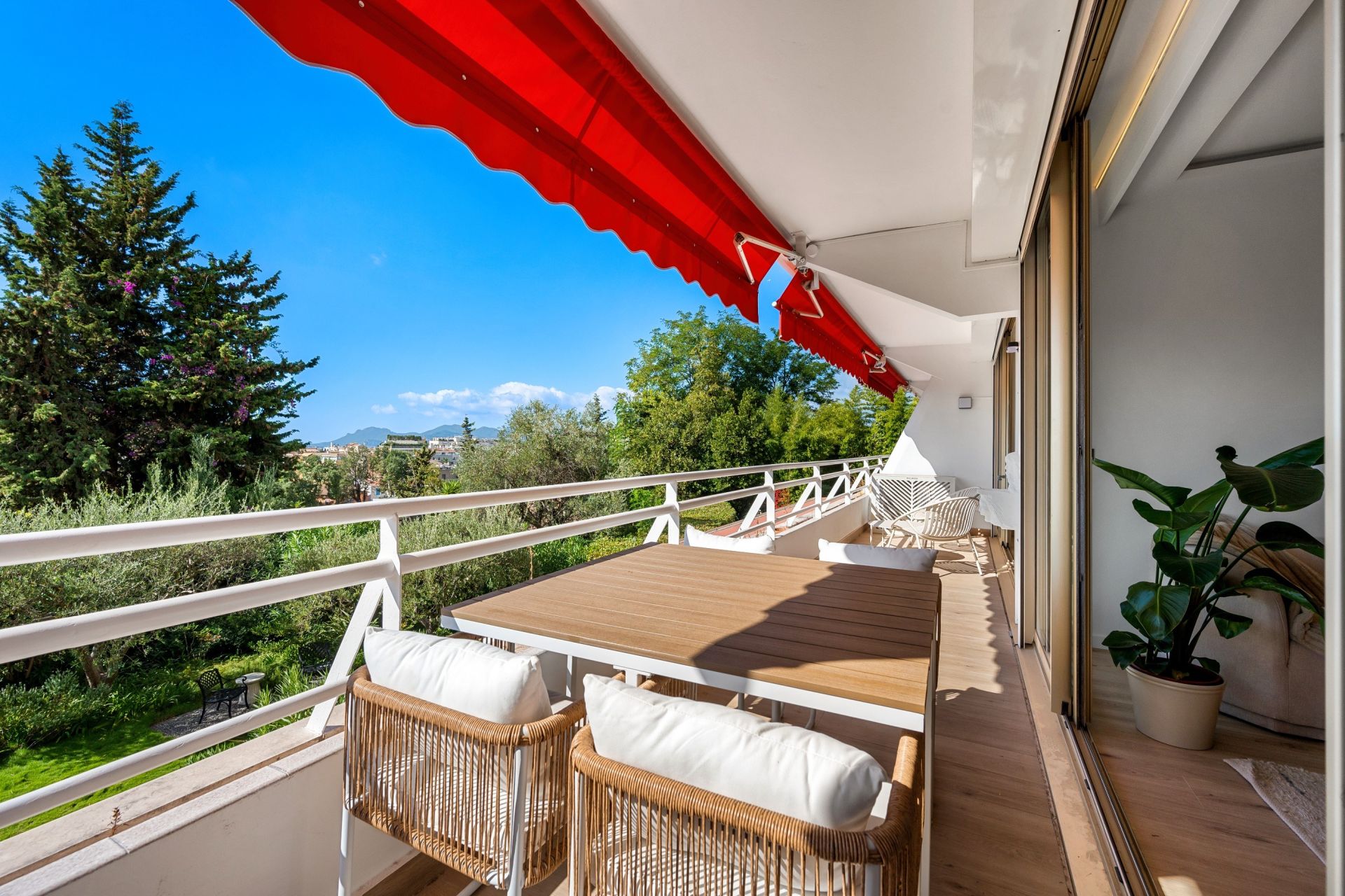 luxury apartment 3 Rooms for sale on CANNES (06400)