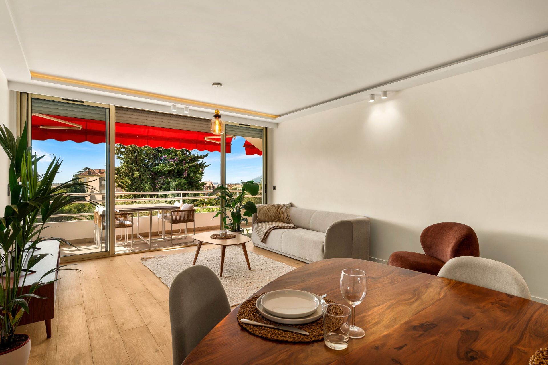 luxury apartment 3 Rooms for sale on CANNES (06400)