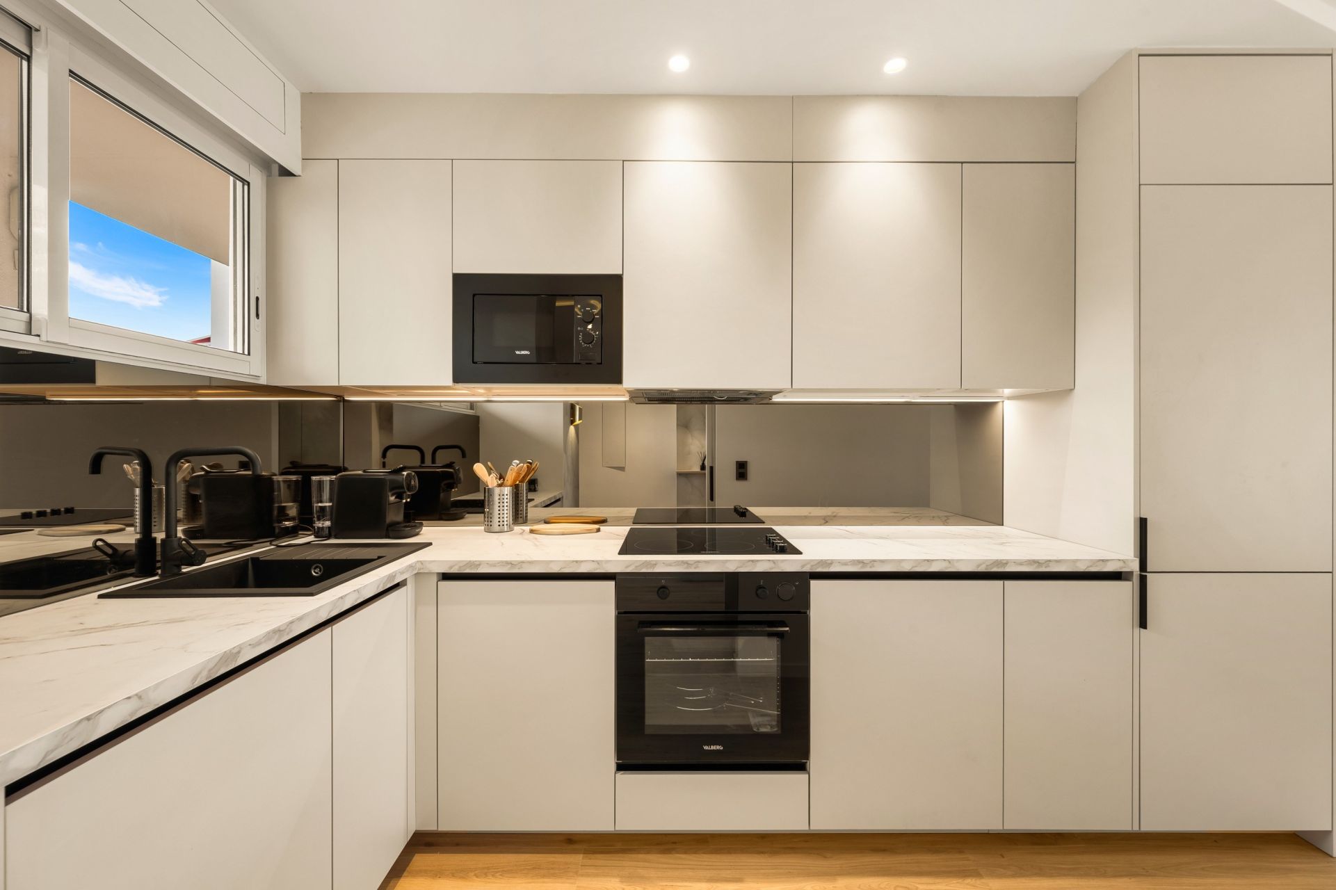 luxury apartment 3 Rooms for sale on CANNES (06400)