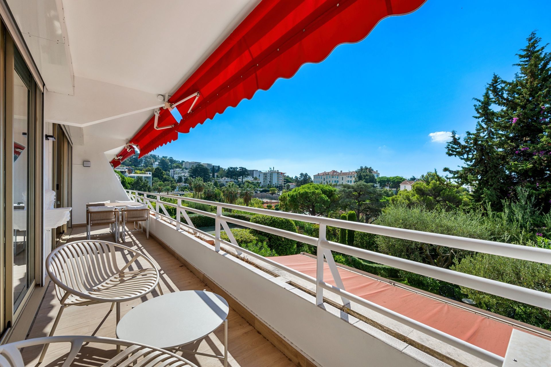 luxury apartment 3 Rooms for sale on CANNES (06400)