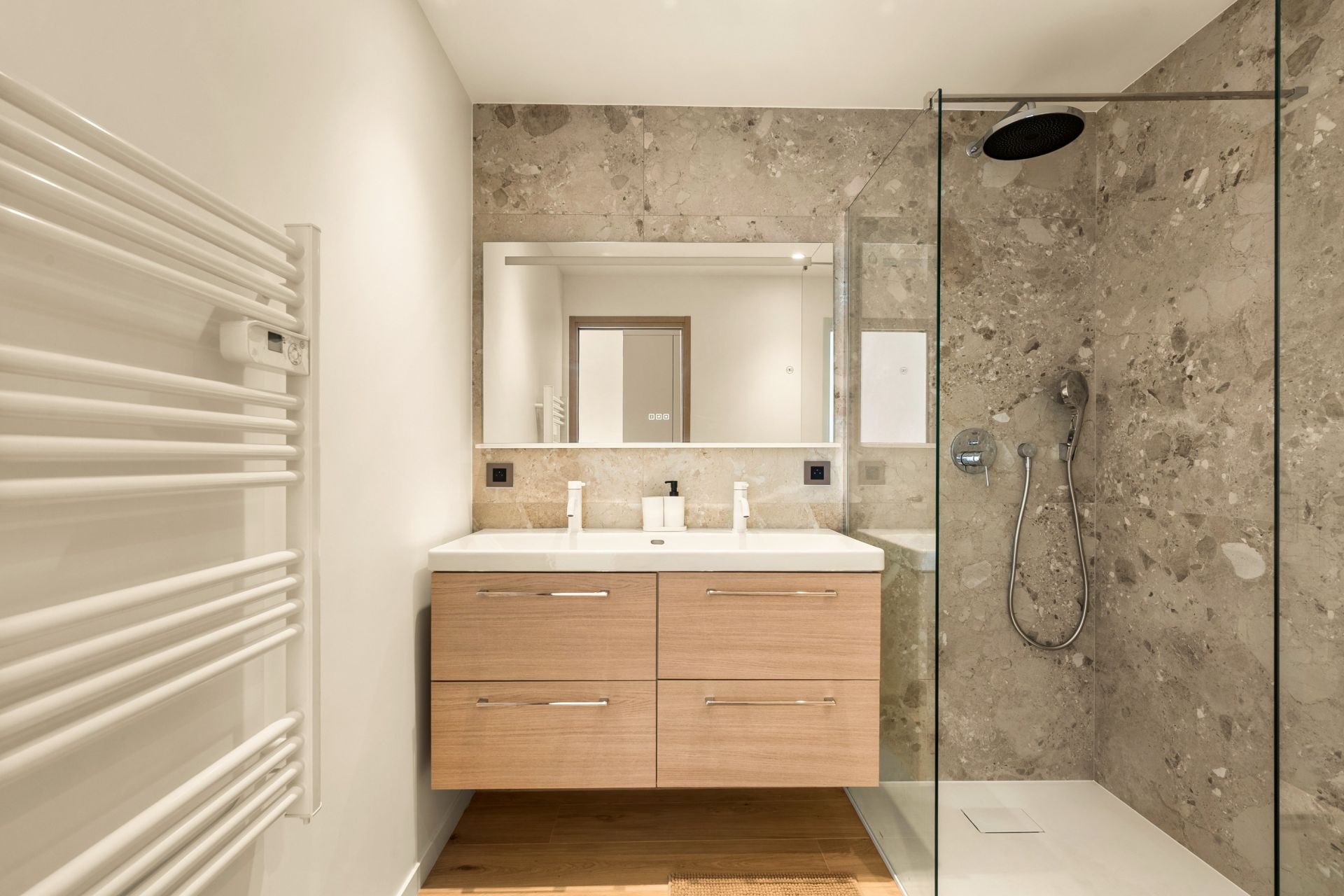 luxury apartment 3 Rooms for sale on CANNES (06400)