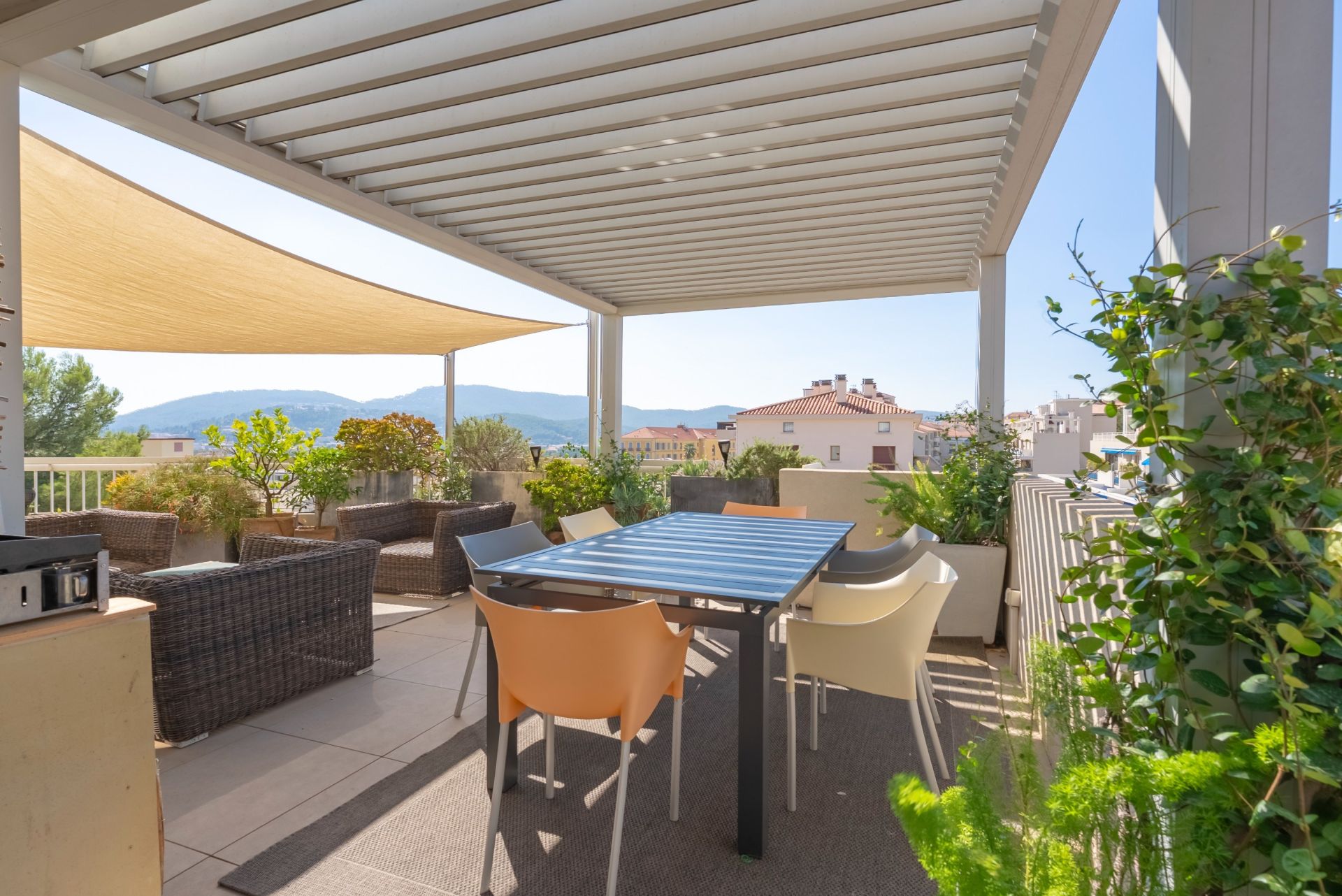 luxury apartment 4 Rooms for sale on HYERES (83400)