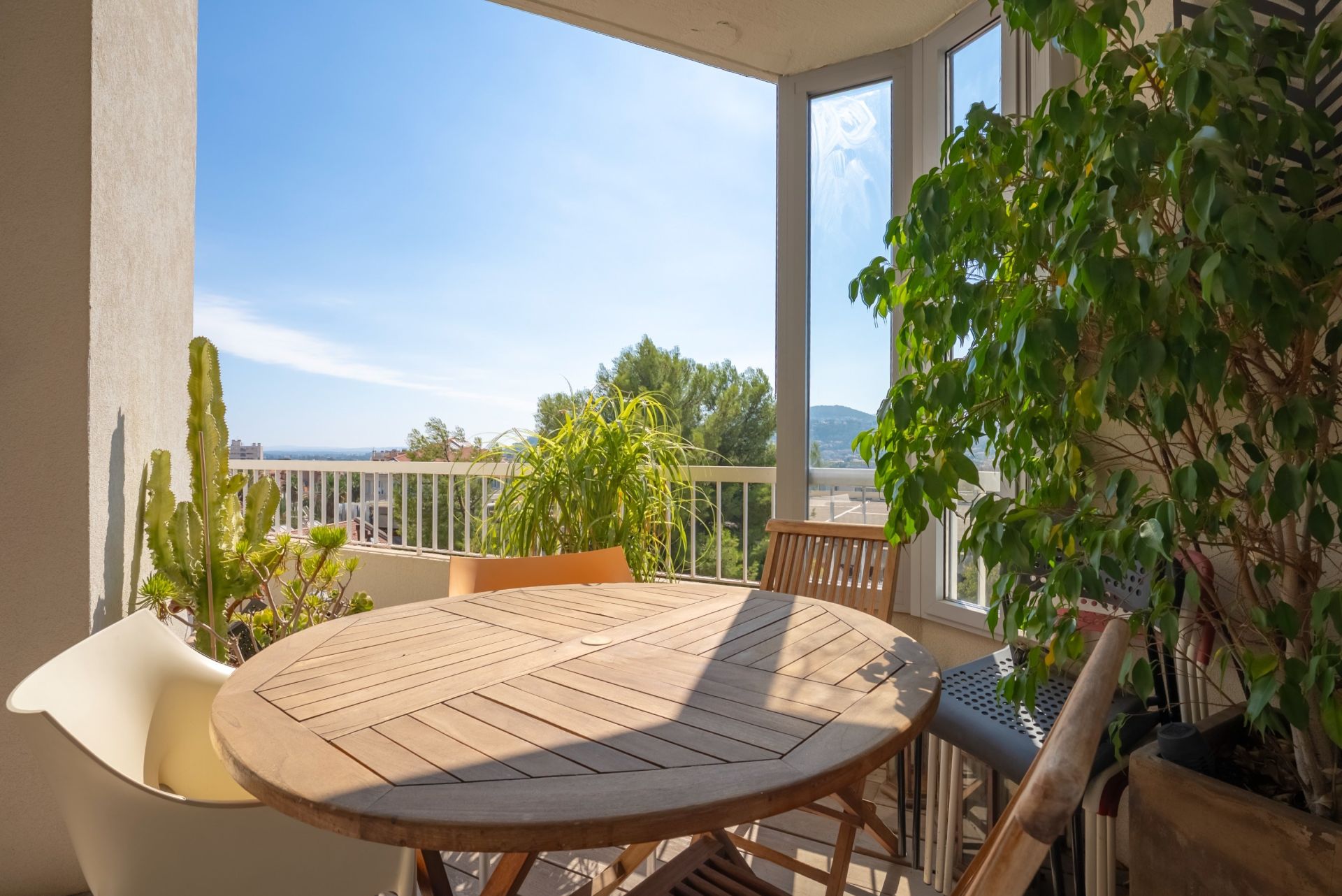luxury apartment 4 Rooms for sale on HYERES (83400)