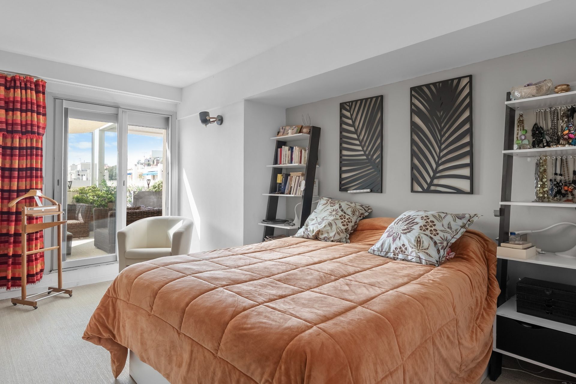 luxury apartment 4 Rooms for sale on HYERES (83400)