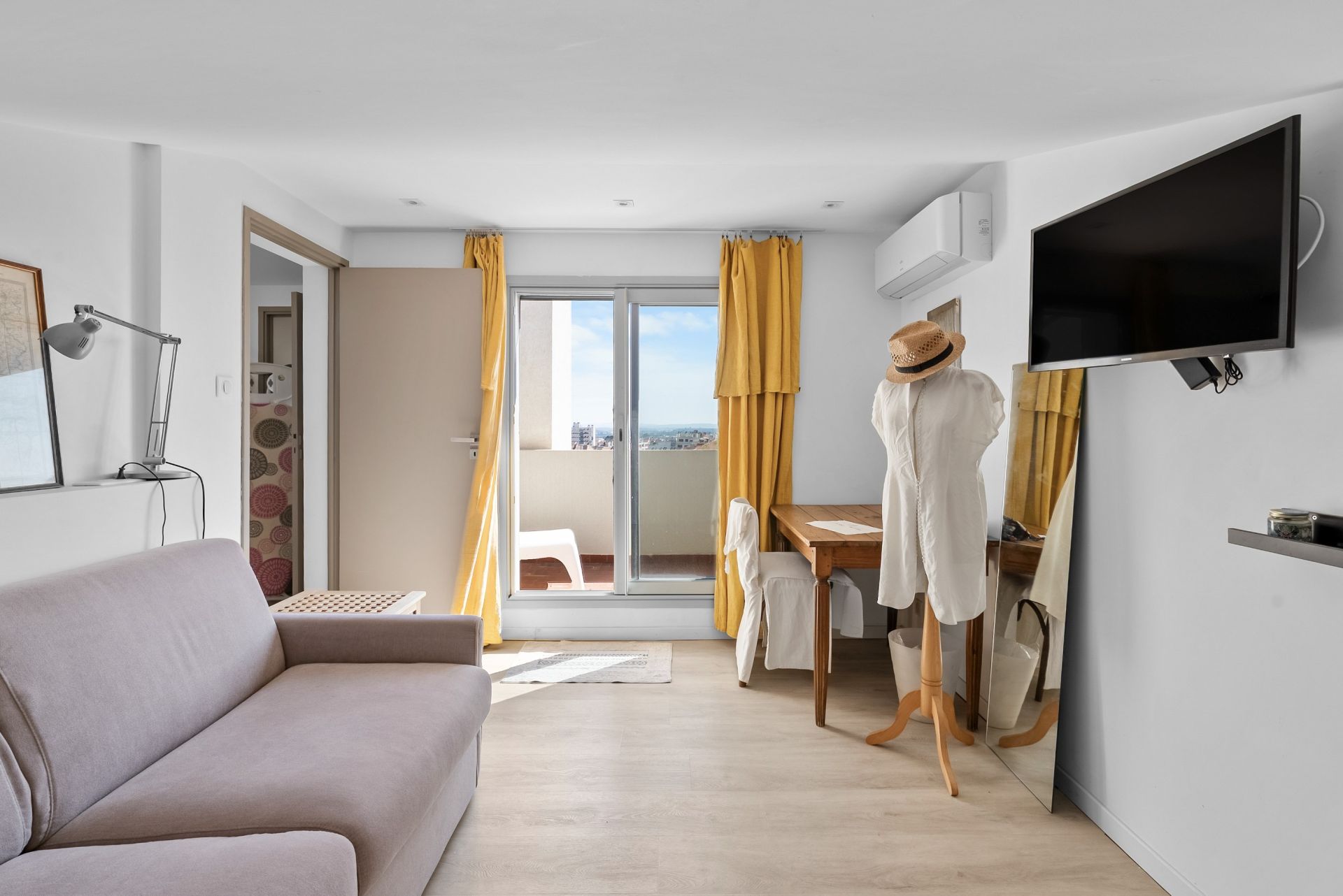 luxury apartment 4 Rooms for sale on HYERES (83400)