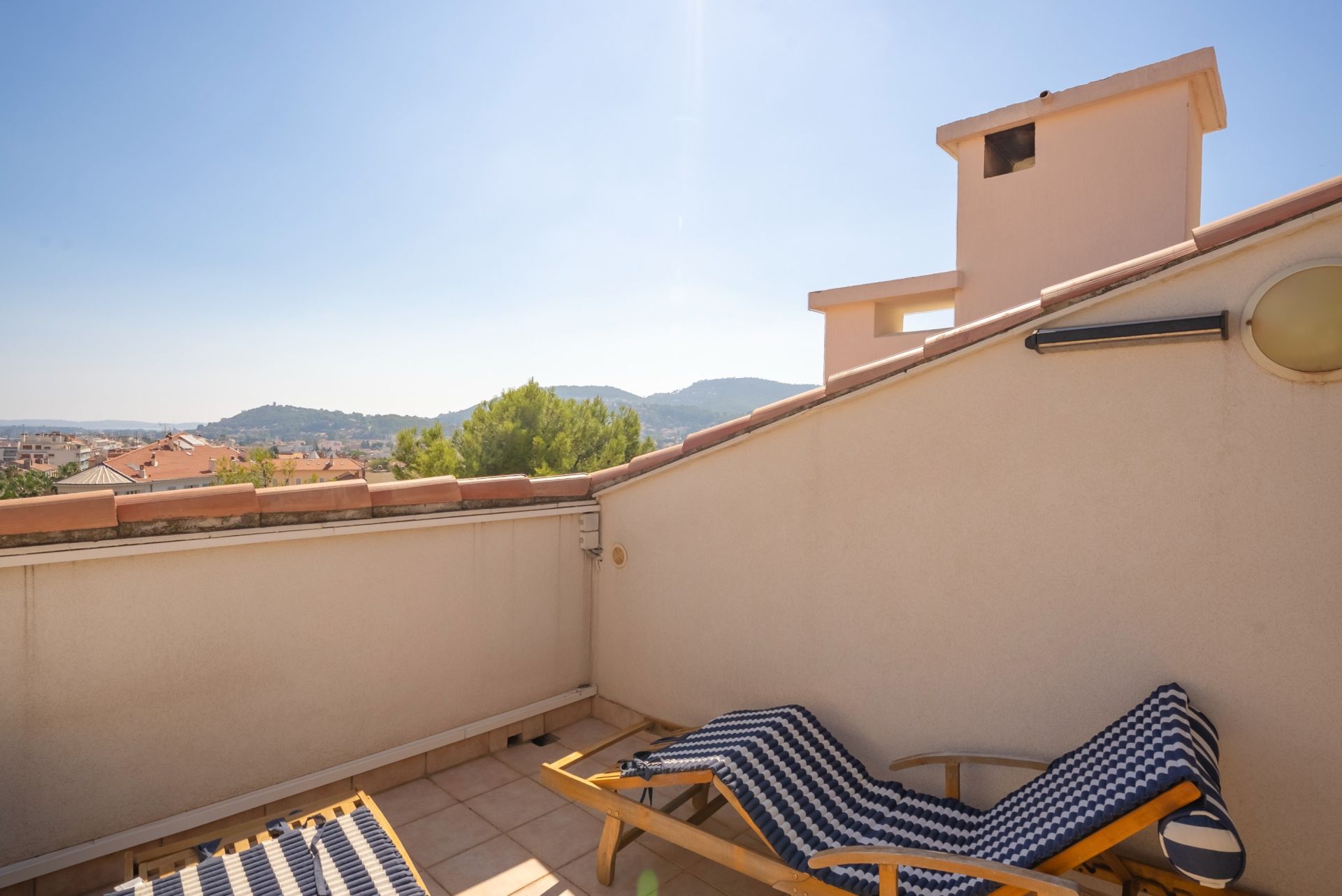 luxury apartment 4 Rooms for sale on HYERES (83400)