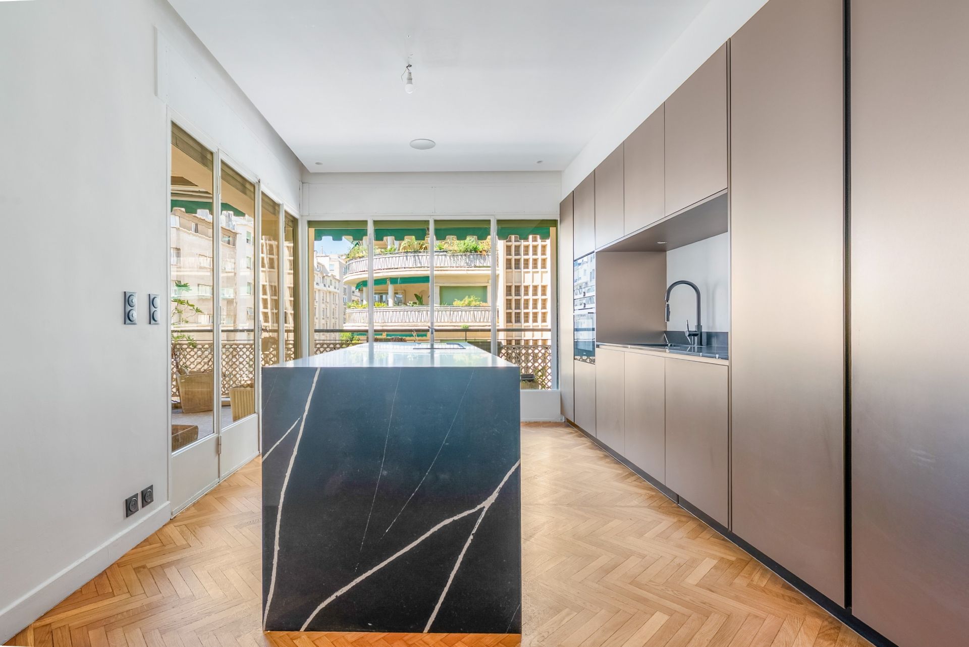 luxury apartment 4 Rooms for rent on MARSEILLE (13008)