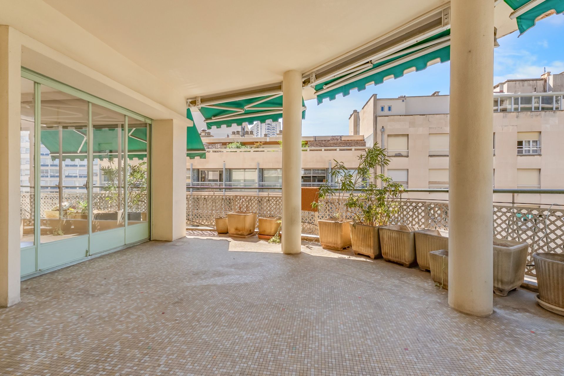luxury apartment 4 Rooms for rent on MARSEILLE (13008)