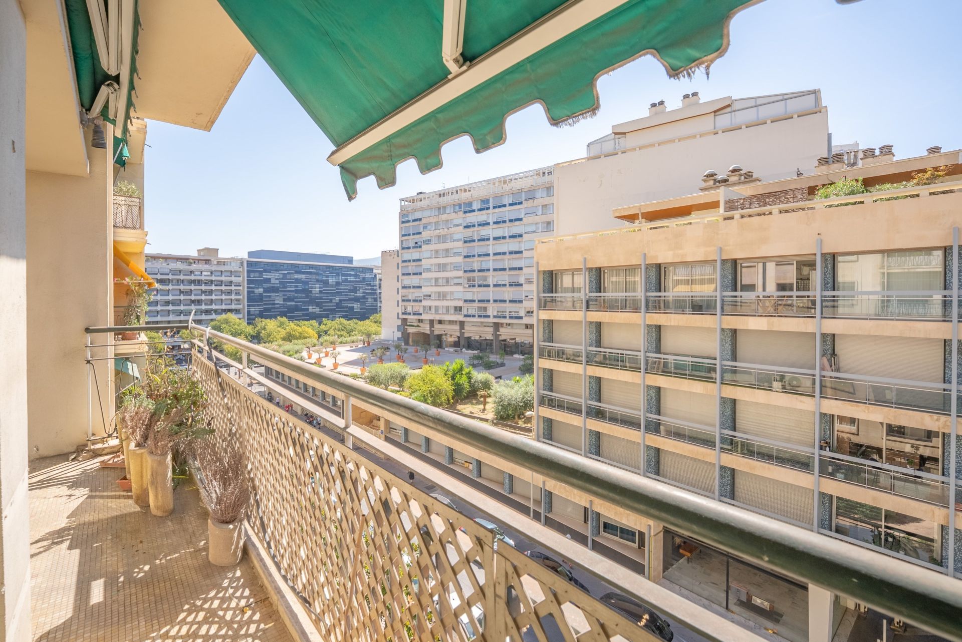 luxury apartment 4 Rooms for rent on MARSEILLE (13008)