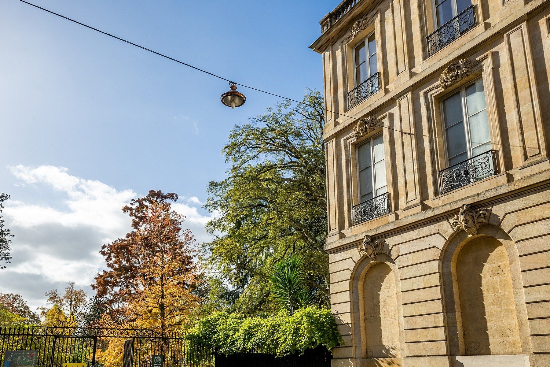 luxury apartment 5 Rooms for sale on BORDEAUX (33000)