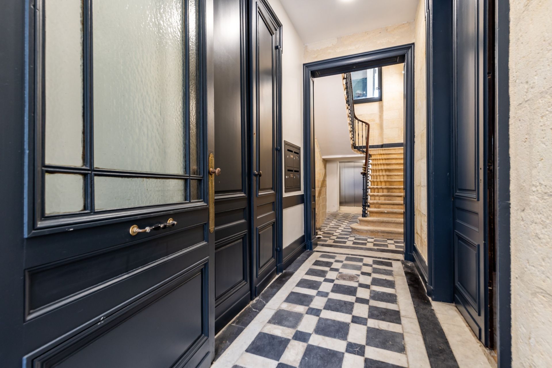 luxury apartment 5 Rooms for sale on BORDEAUX (33000)