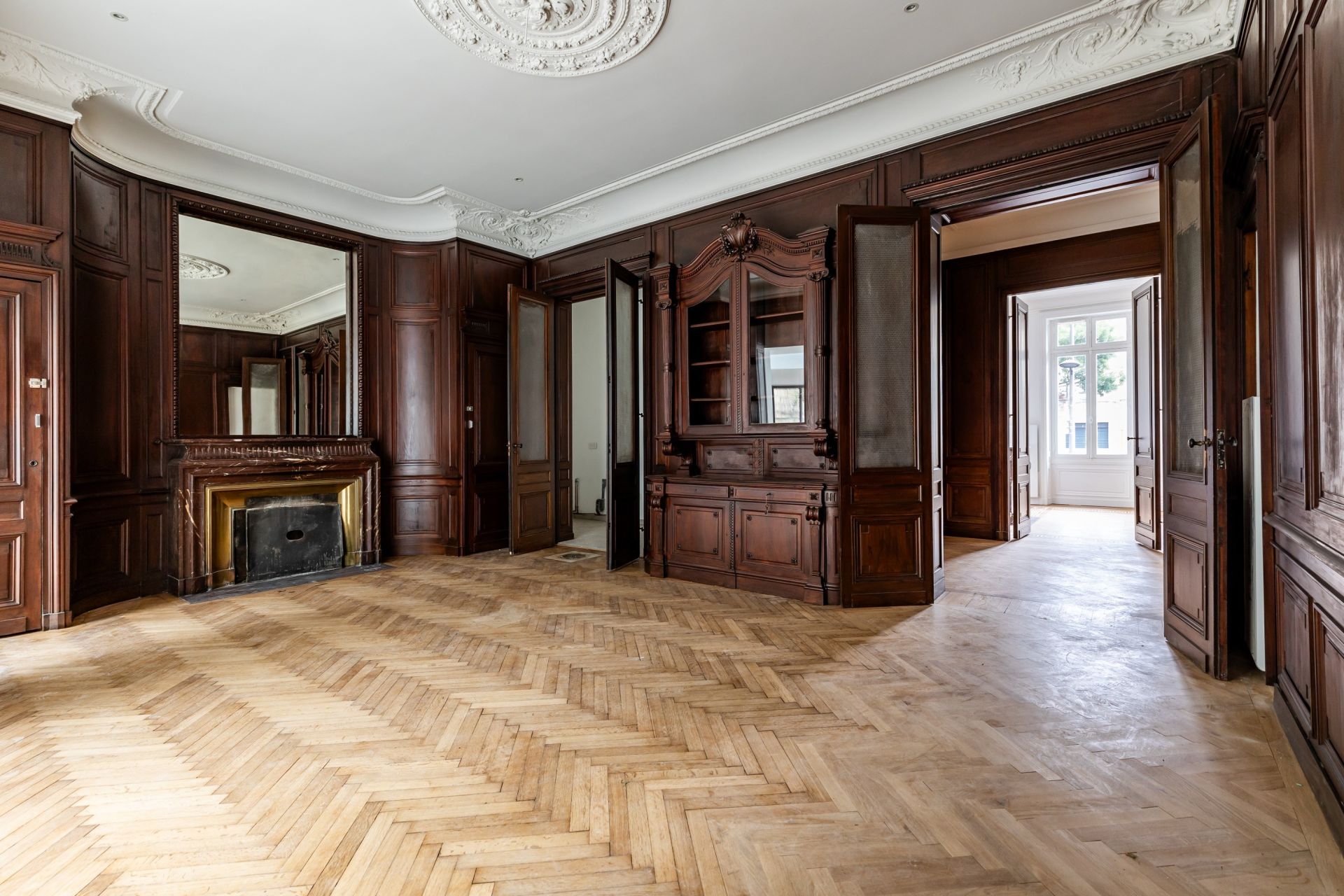 luxury apartment 5 Rooms for sale on BORDEAUX (33000)