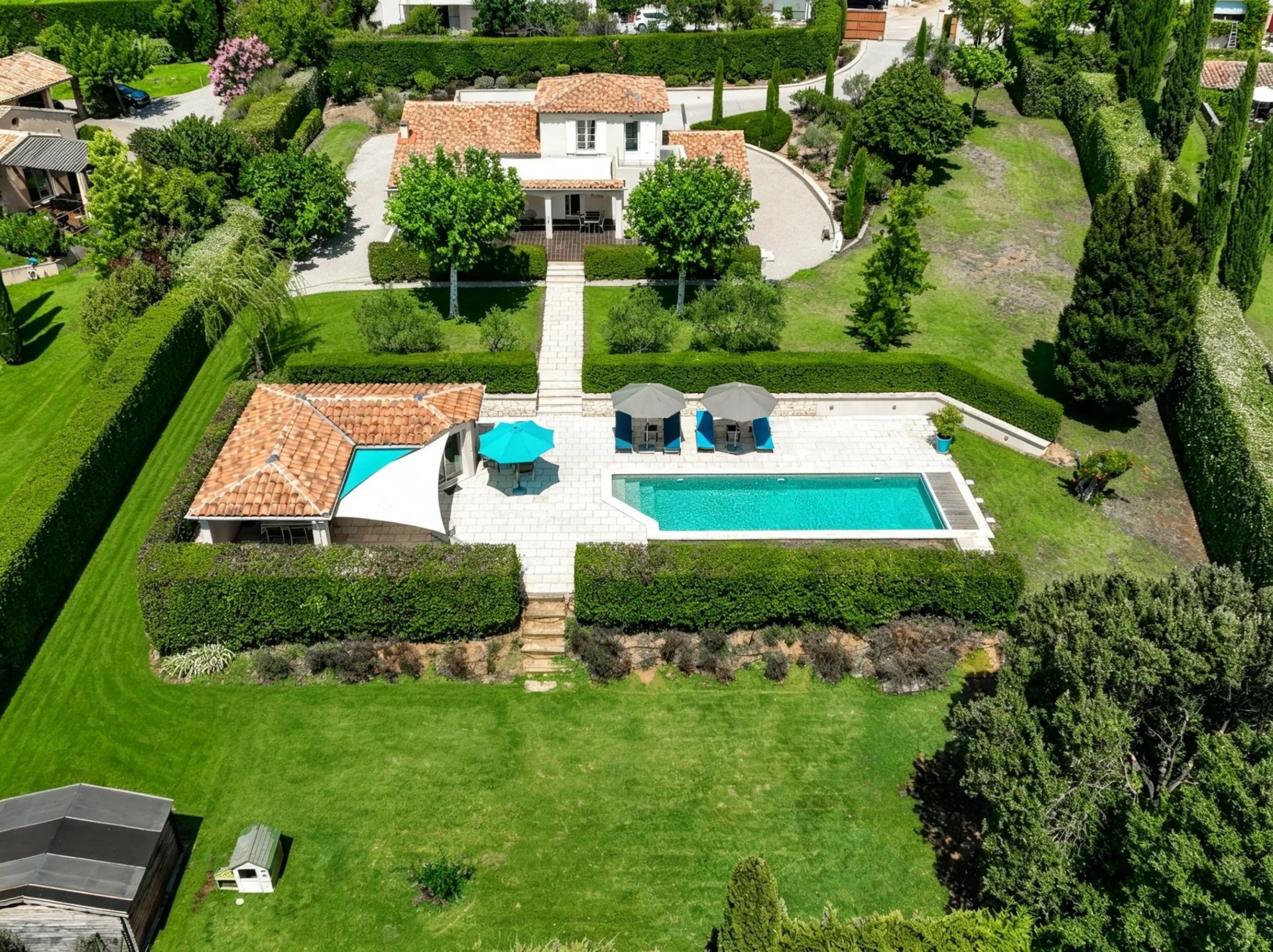 luxury house 5 Rooms for sale on EGUILLES (13510)