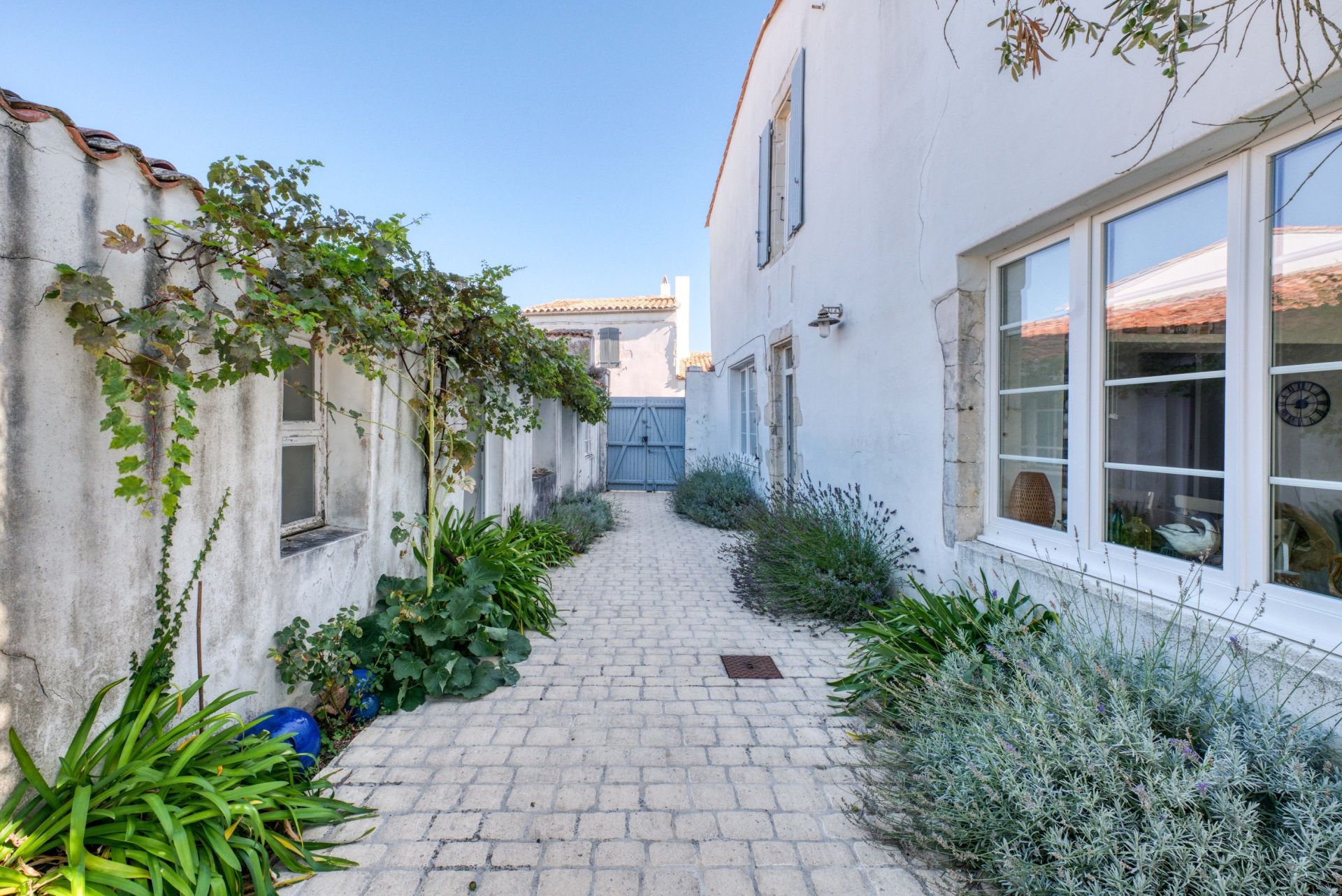 luxury house 5 Rooms for sale on LOIX (17111)