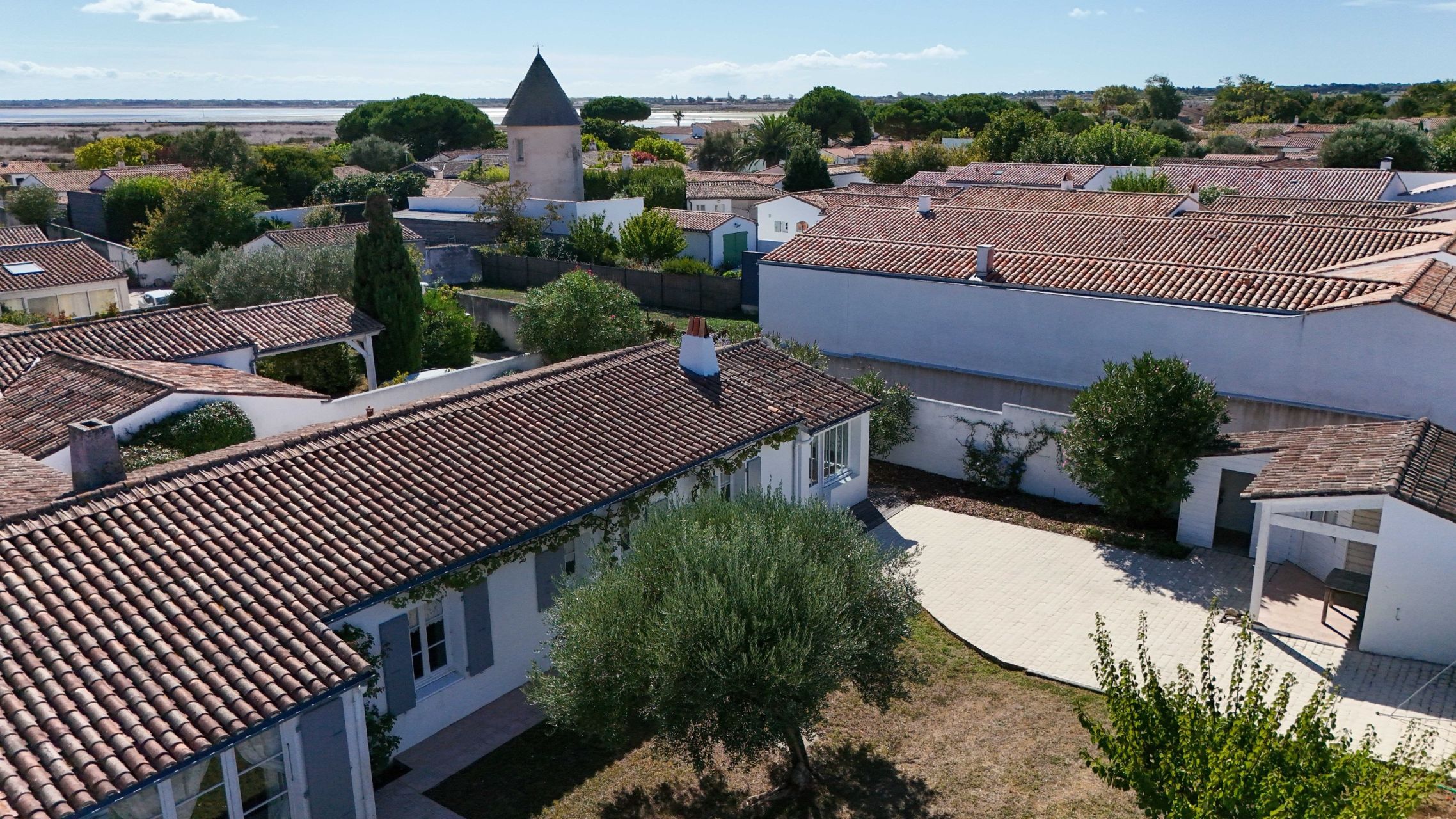 luxury house 5 Rooms for sale on LOIX (17111)