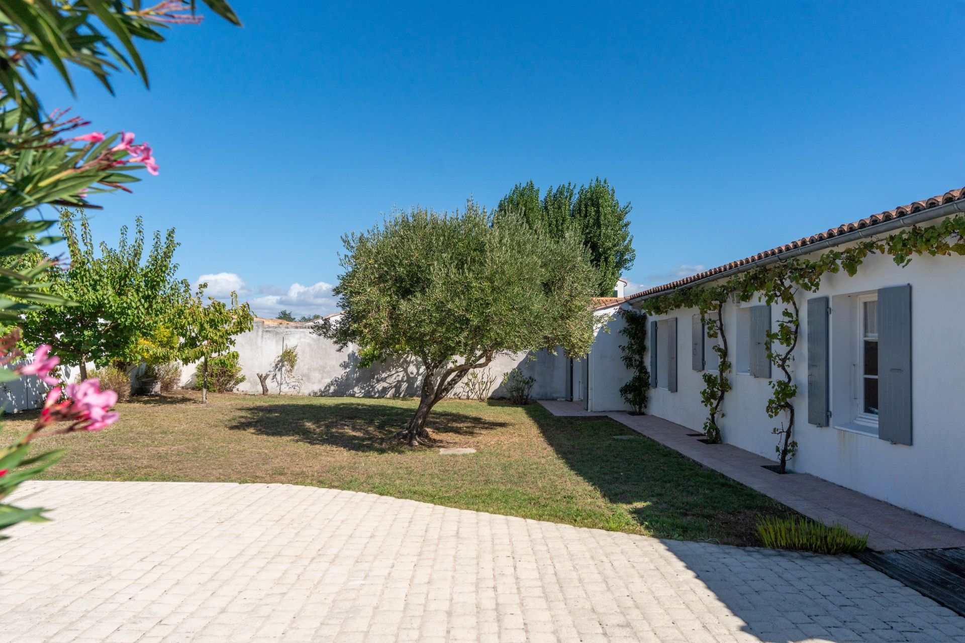 luxury house 5 Rooms for sale on LOIX (17111)
