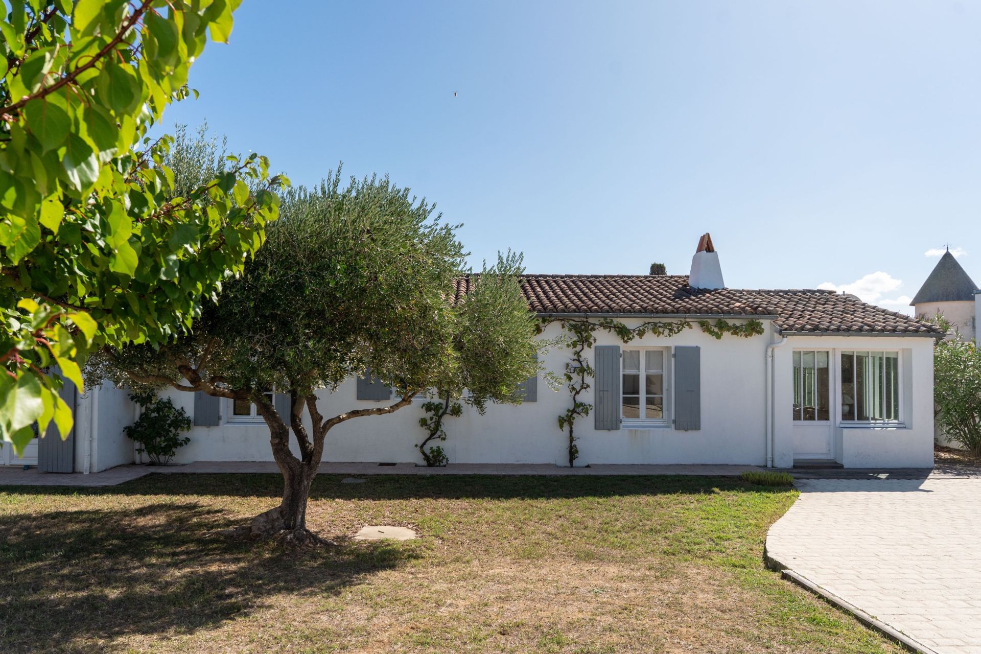 luxury house 5 Rooms for sale on LOIX (17111)