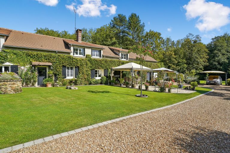 luxury house 7 Rooms for sale on POIGNY LA FORET (78125)