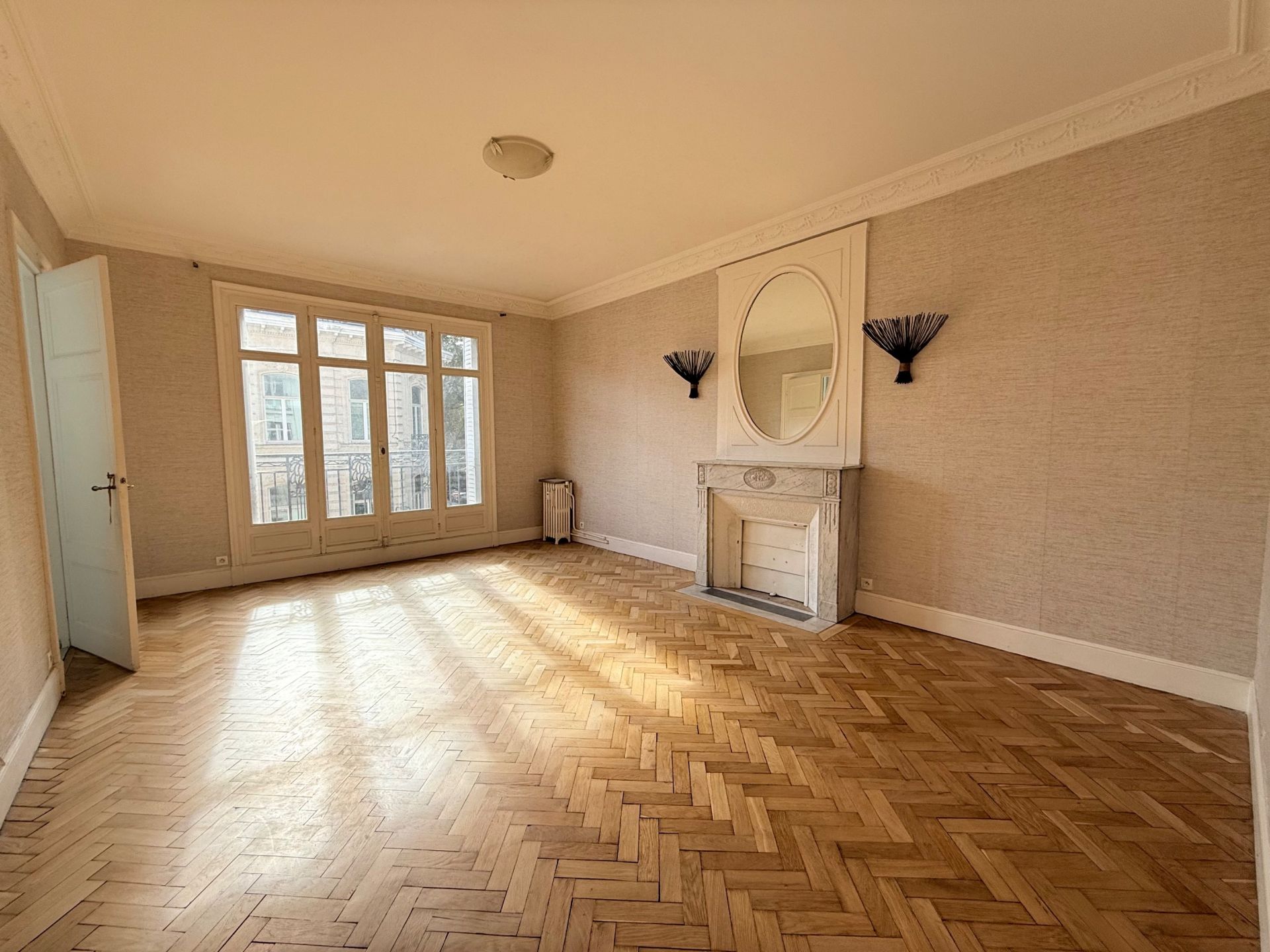 luxury apartment 7 Rooms for sale on LILLE (59000)
