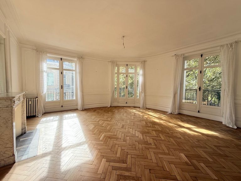 luxury apartment 7 Rooms for sale on LILLE (59000)