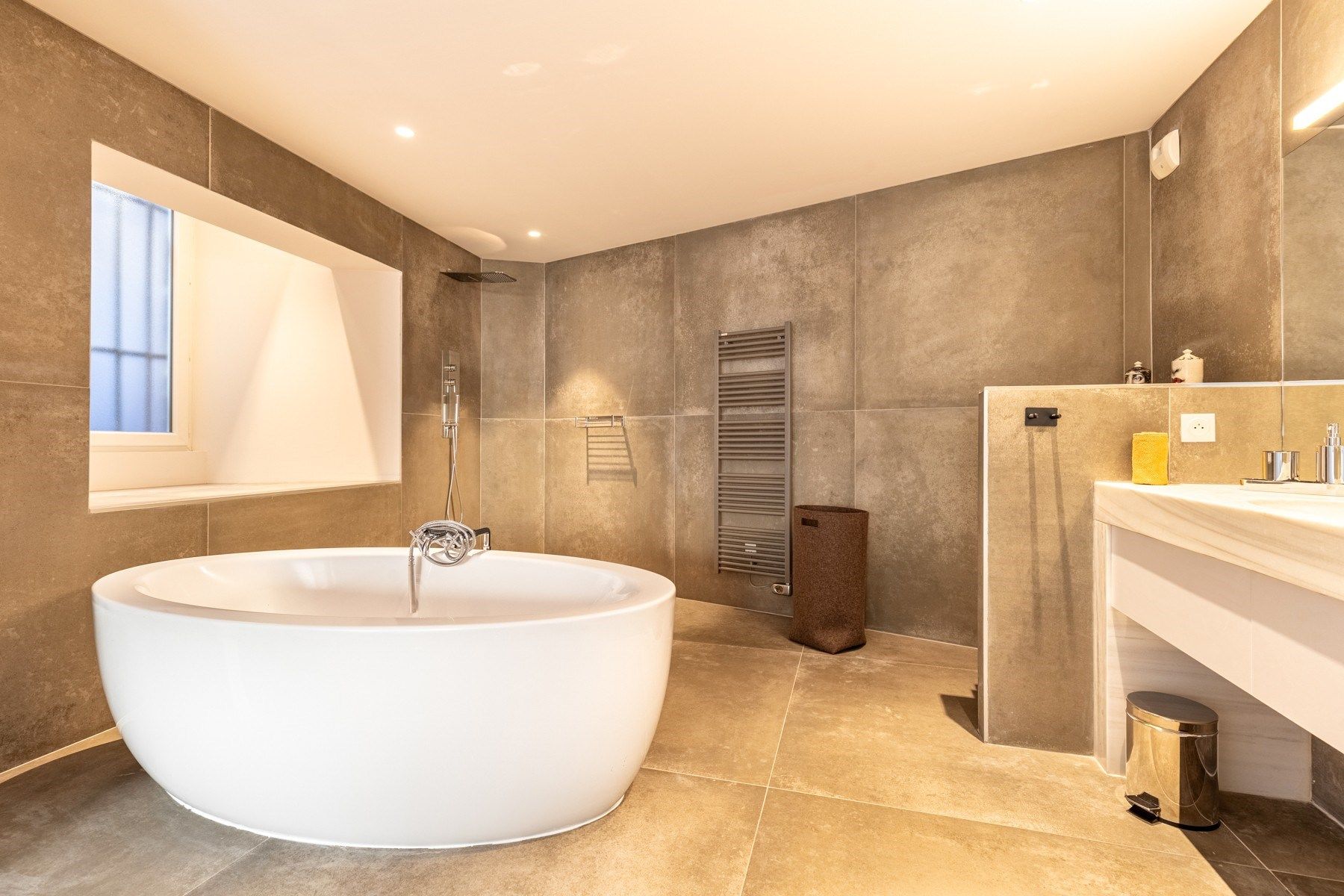 luxury apartment 5 Rooms for sale on BORDEAUX (33000)