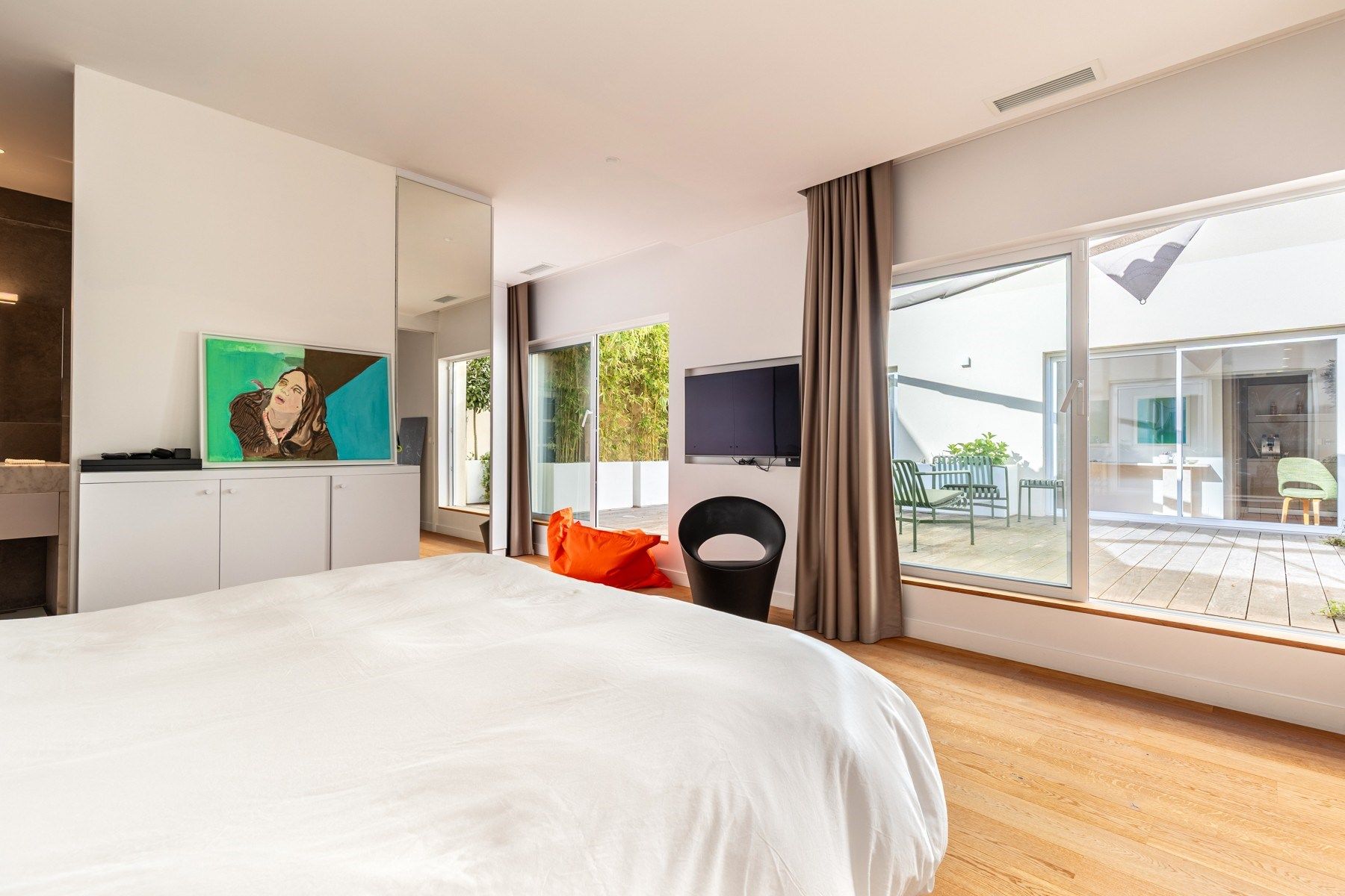 luxury apartment 5 Rooms for sale on BORDEAUX (33000)