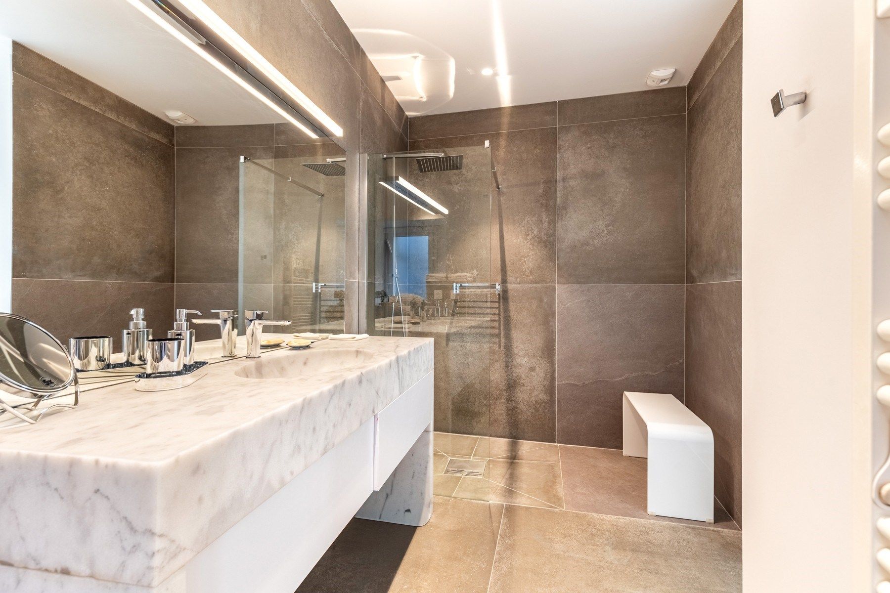 luxury apartment 5 Rooms for sale on BORDEAUX (33000)
