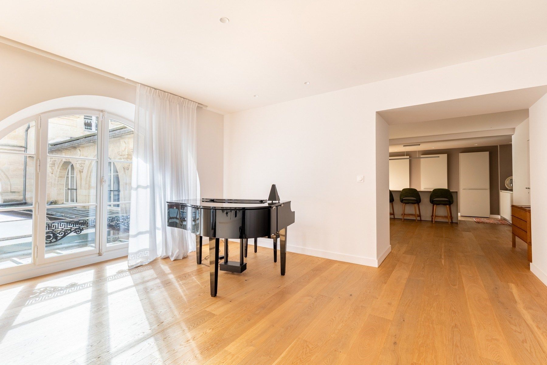 luxury apartment 5 Rooms for sale on BORDEAUX (33000)