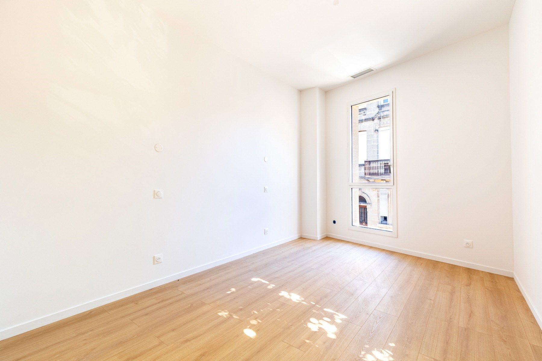 luxury house 5 Rooms for sale on BORDEAUX (33000)