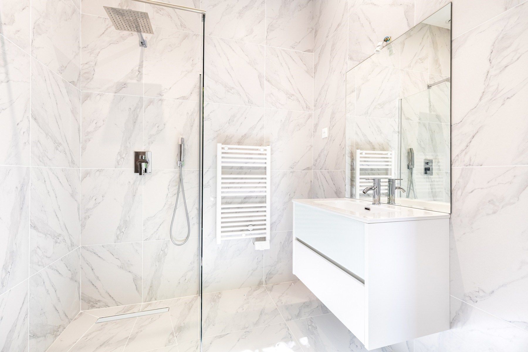 luxury house 5 Rooms for sale on BORDEAUX (33000)