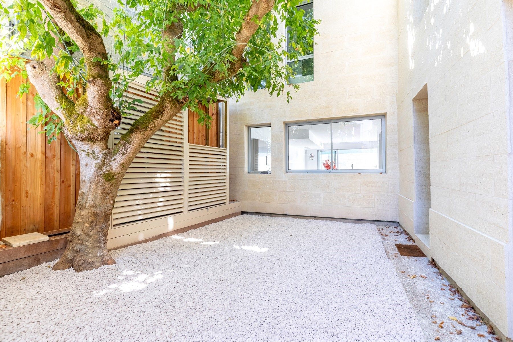 luxury house 5 Rooms for sale on BORDEAUX (33000)