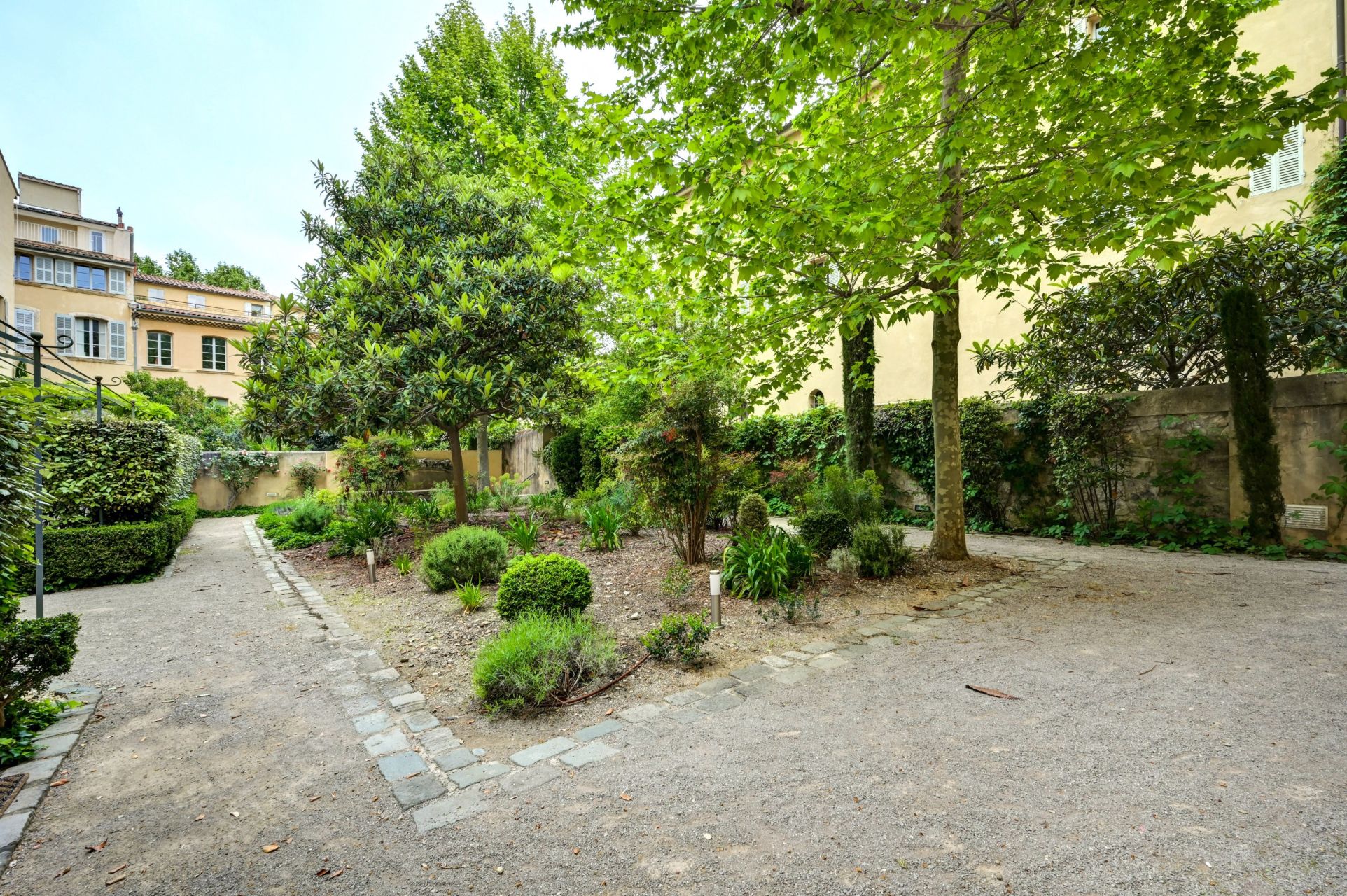luxury apartment 5 Rooms for sale on AIX EN PROVENCE (13100)