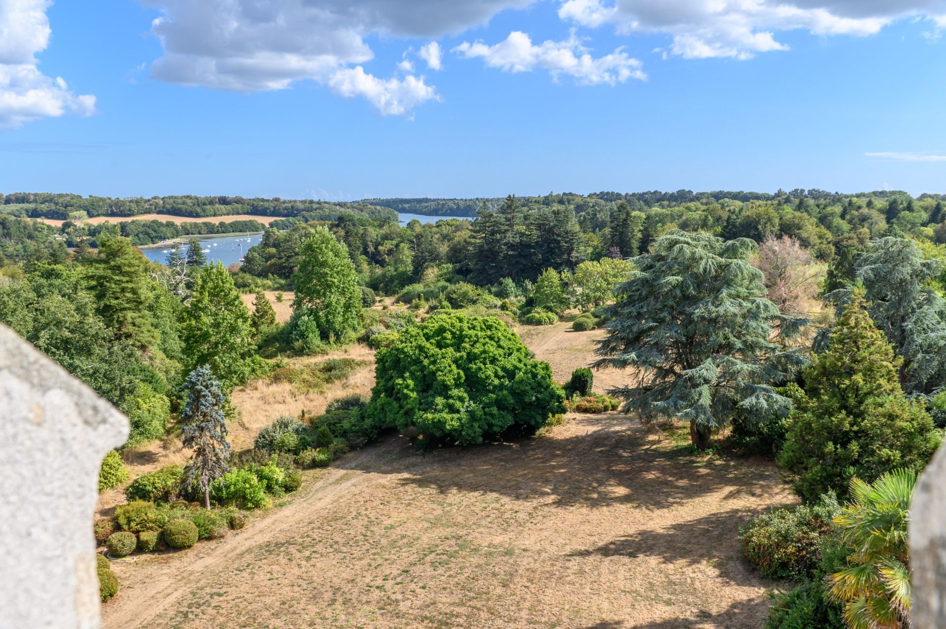 castle 20 Rooms for sale on QUIMPER (29000)