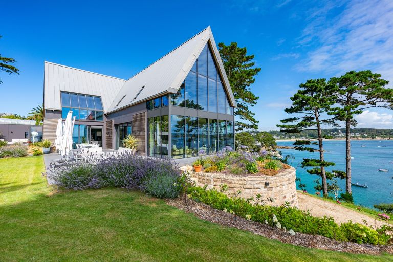 contemporary house 10 Rooms for sale on PLOUGONVELIN (29217)