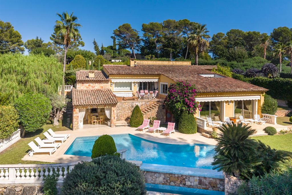 luxury provencale house 7 Rooms for sale on MOUGINS (06250)