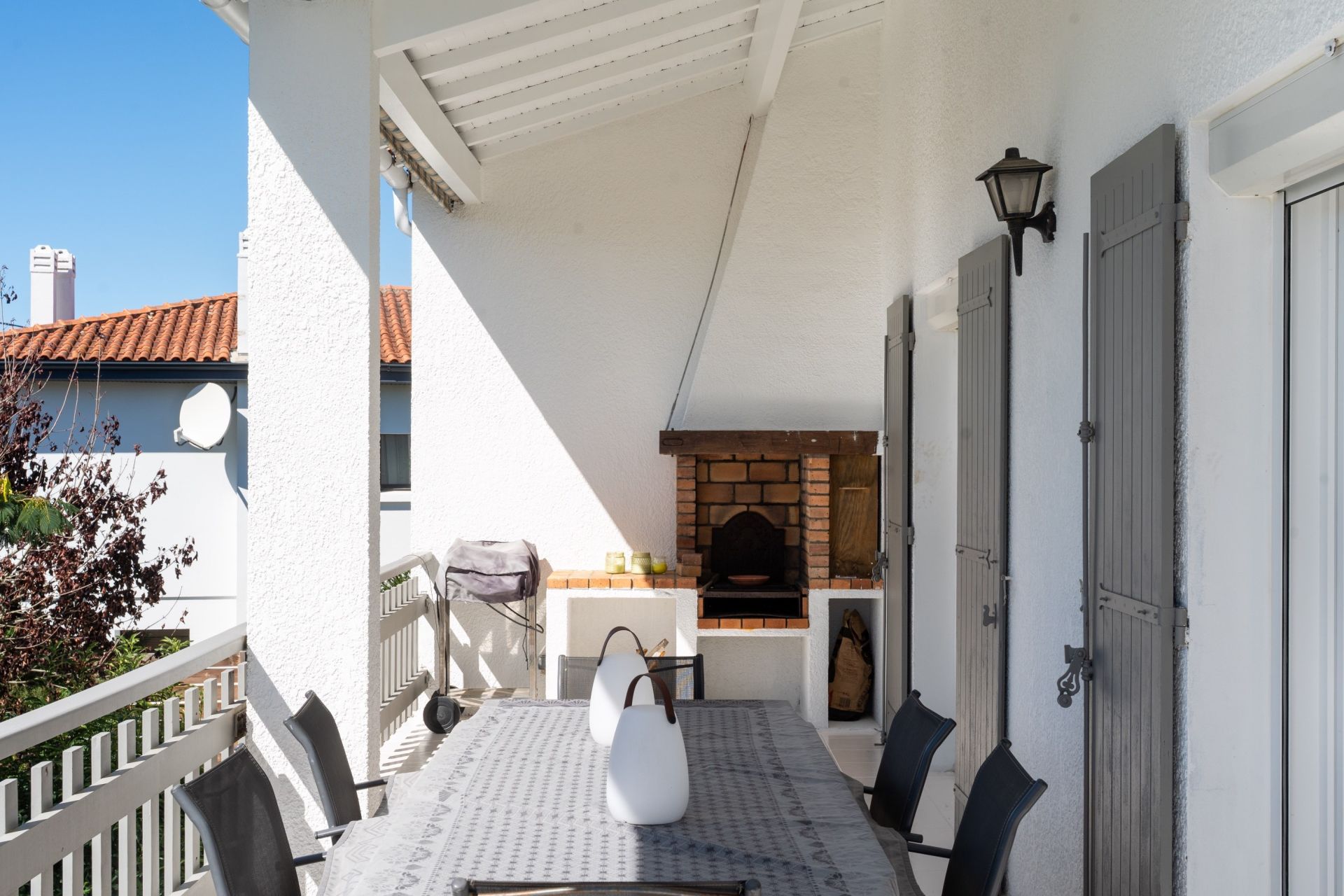 luxury house 8 Rooms for sale on VAUX SUR MER (17640)