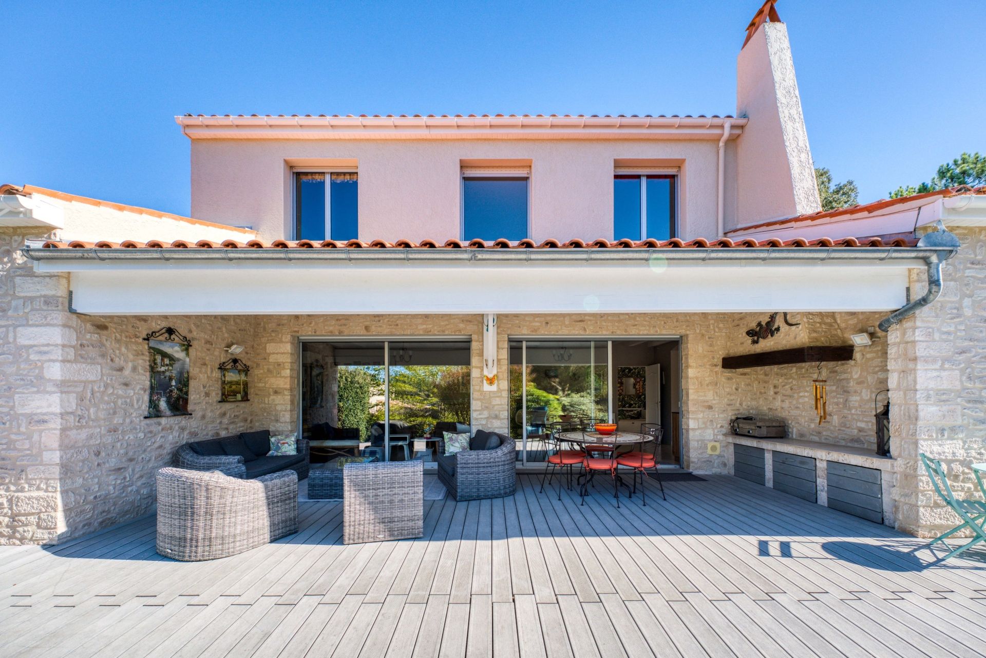 luxury house 6 Rooms for sale on ST PALAIS SUR MER (17420)