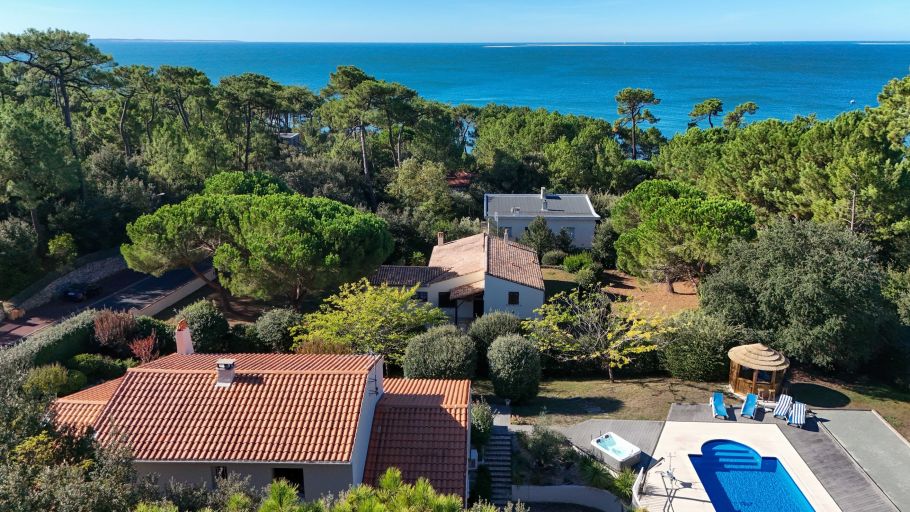 luxury house 6 Rooms for sale on ST PALAIS SUR MER (17420)