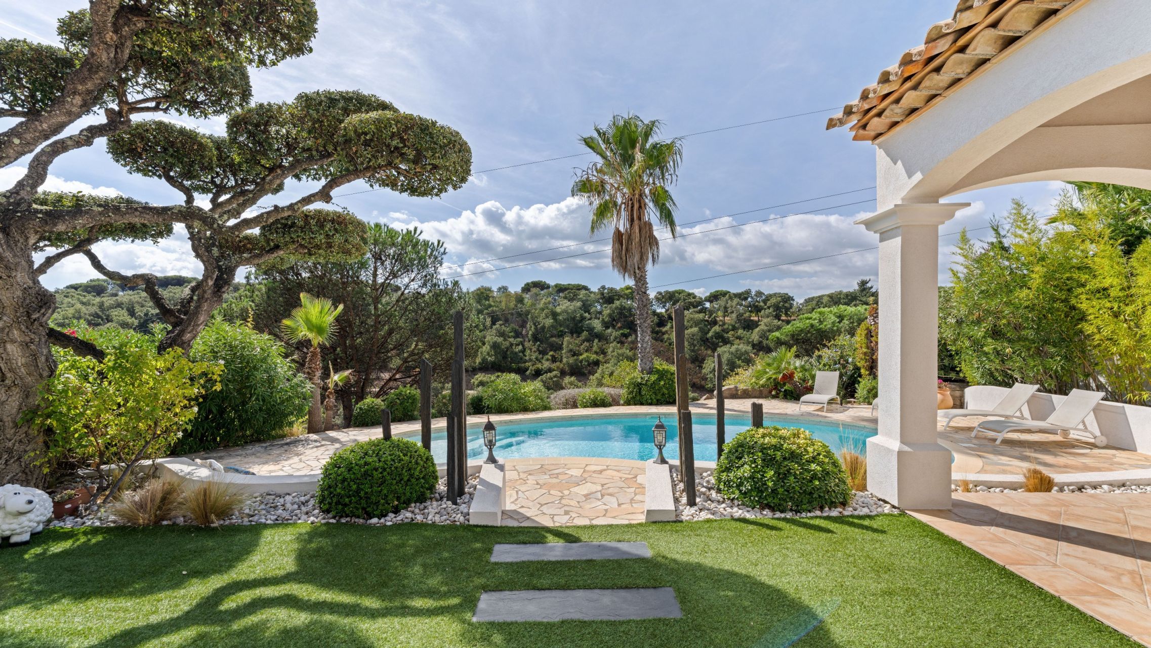luxury villa 5 Rooms for sale on STE MAXIME (83120)