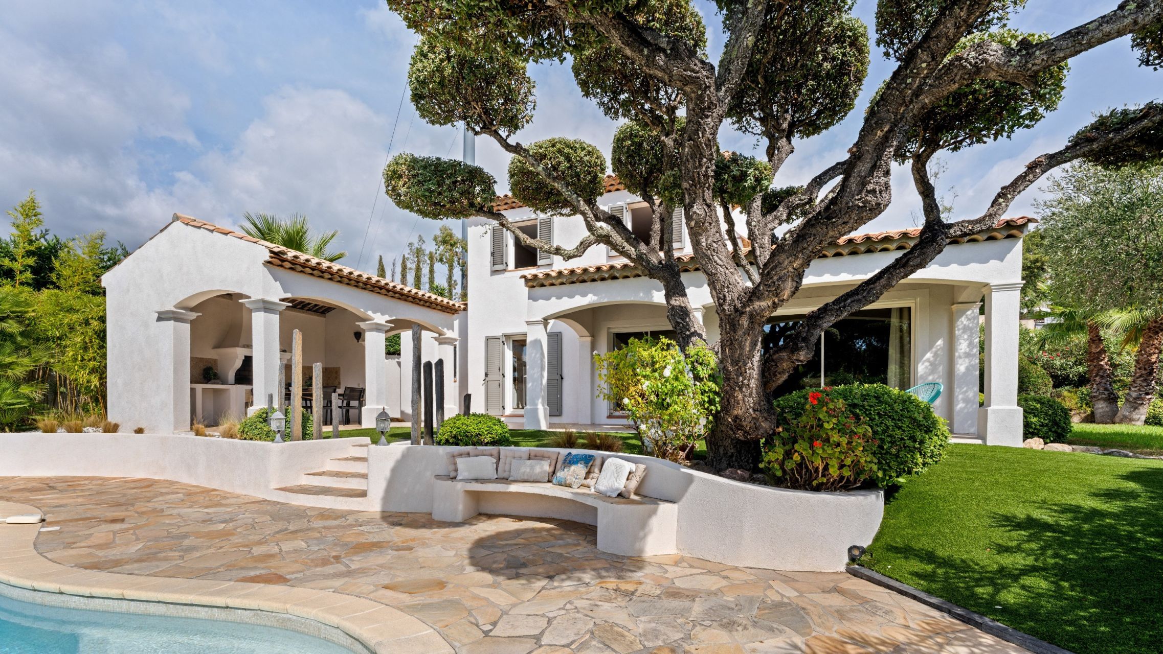 luxury villa 5 Rooms for sale on STE MAXIME (83120)
