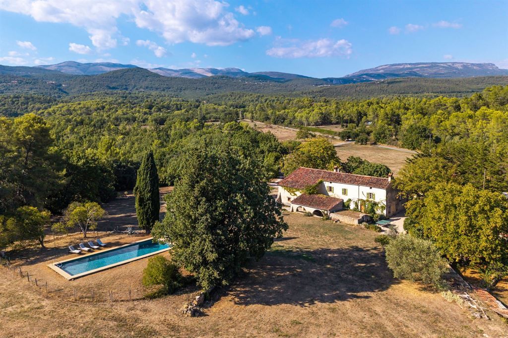 mas 10 Rooms for sale on TOURRETTES (83440)