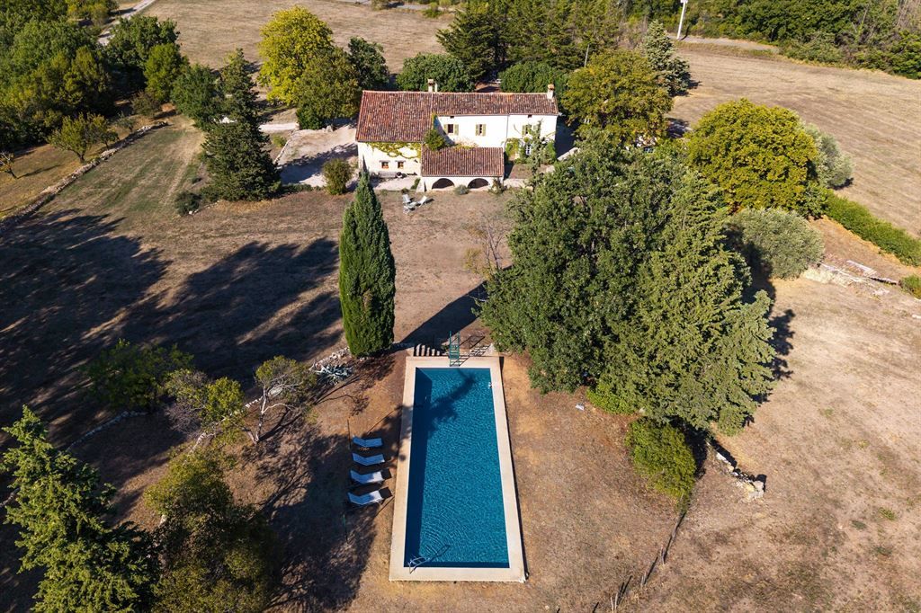 mas 10 Rooms for sale on TOURRETTES (83440)
