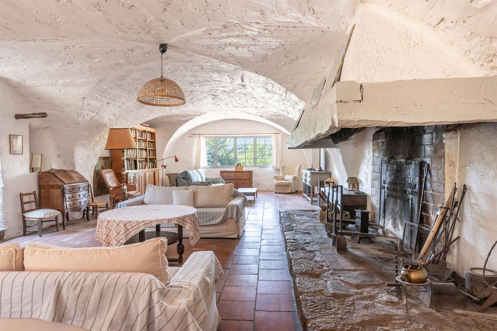 mas 10 Rooms for sale on TOURRETTES (83440)