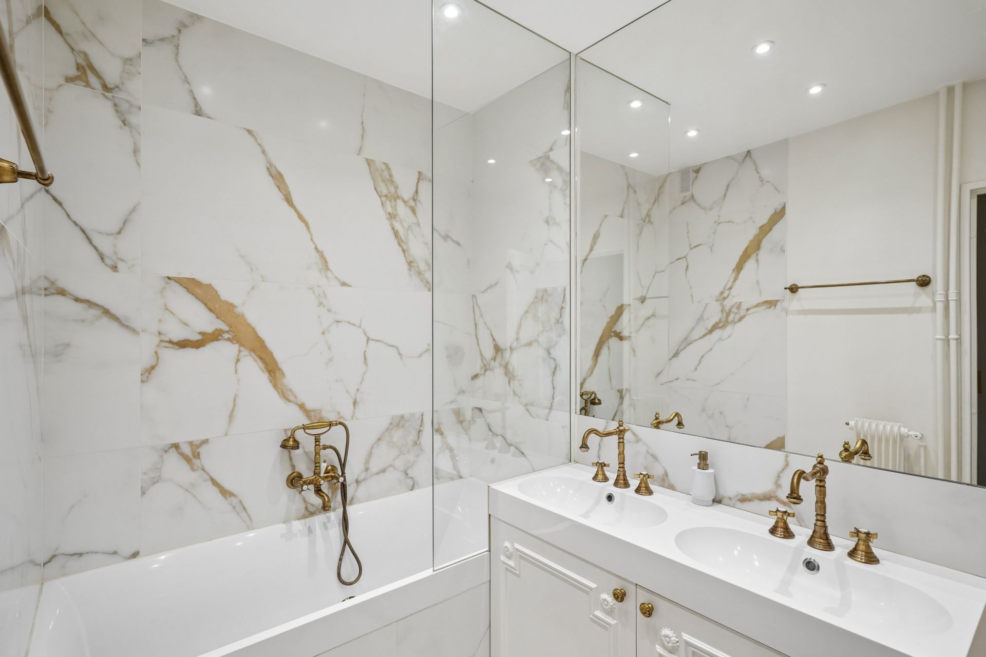 luxury apartment 5 Rooms for sale on PARIS (75016)