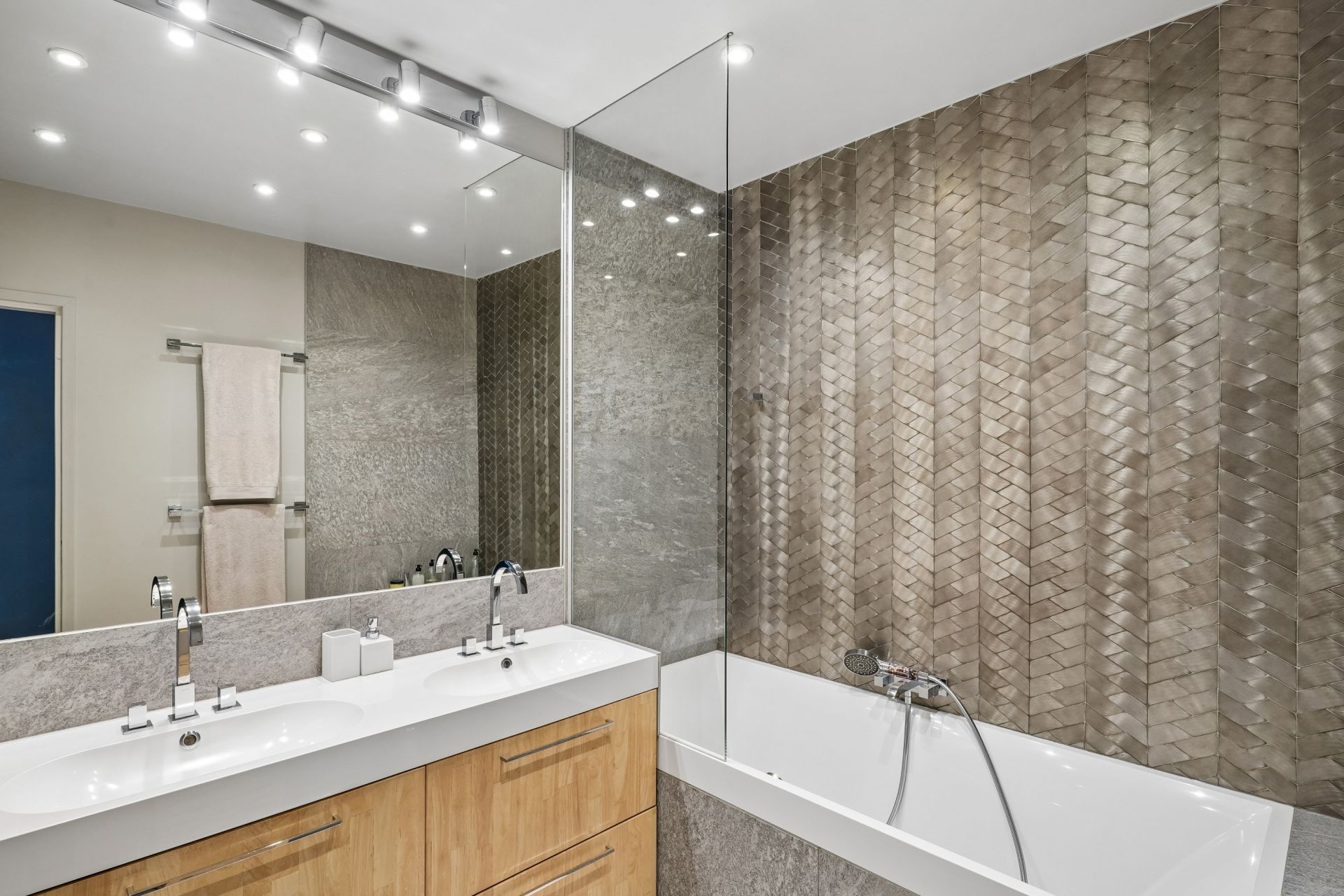 luxury apartment 5 Rooms for sale on PARIS (75016)