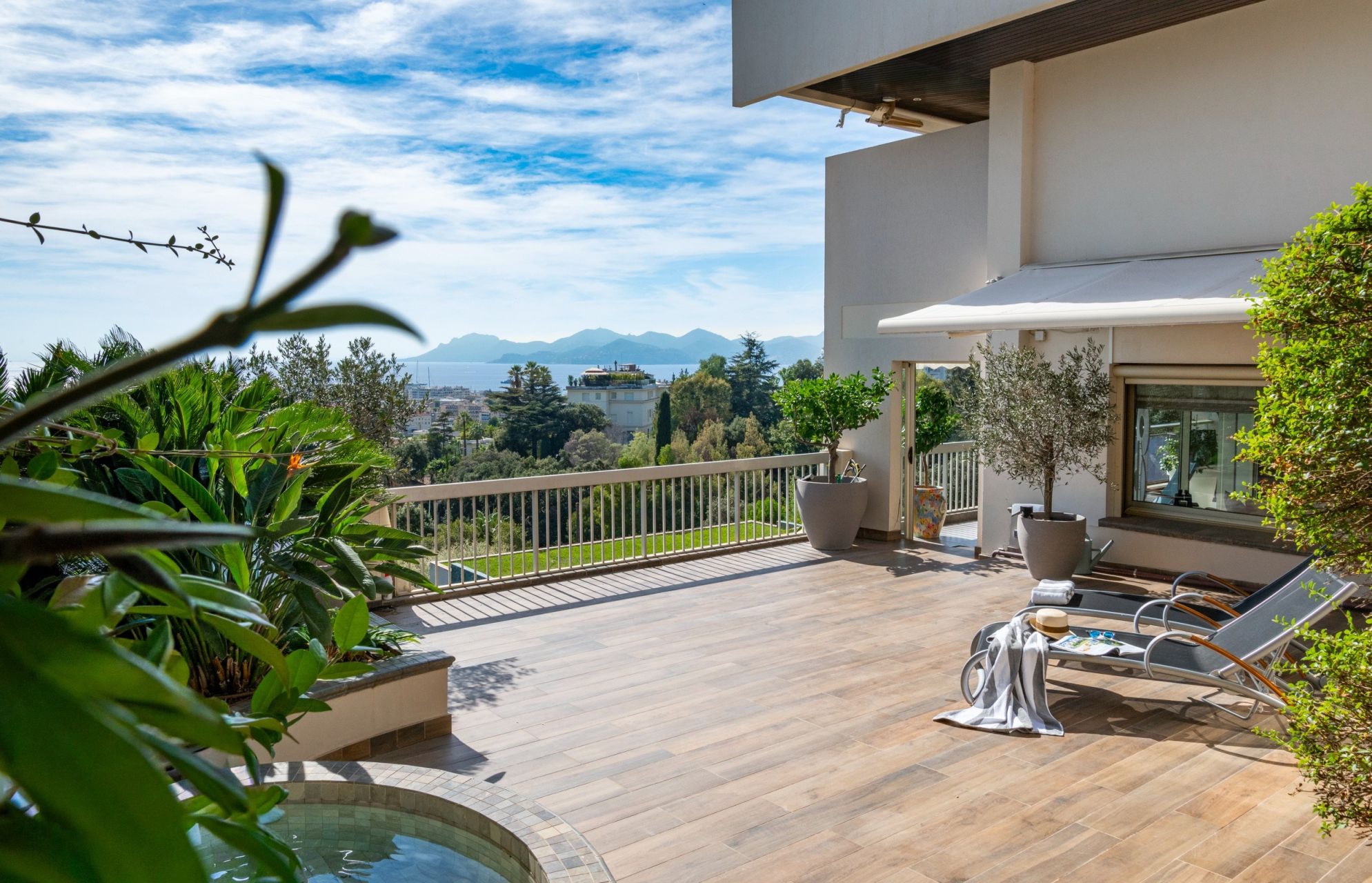 luxury apartment 4 Rooms for sale on CANNES (06400)