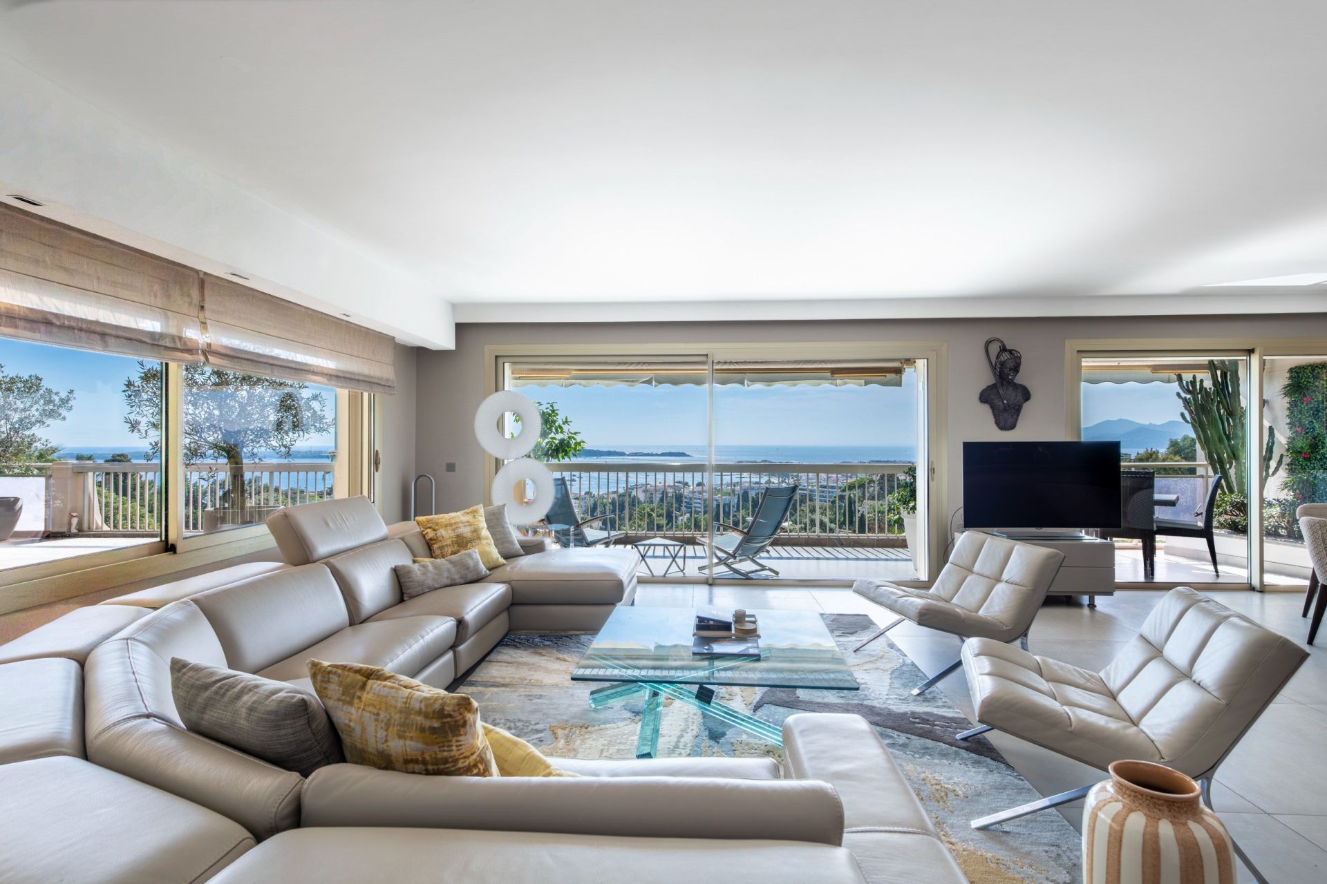 luxury apartment 4 Rooms for sale on CANNES (06400)