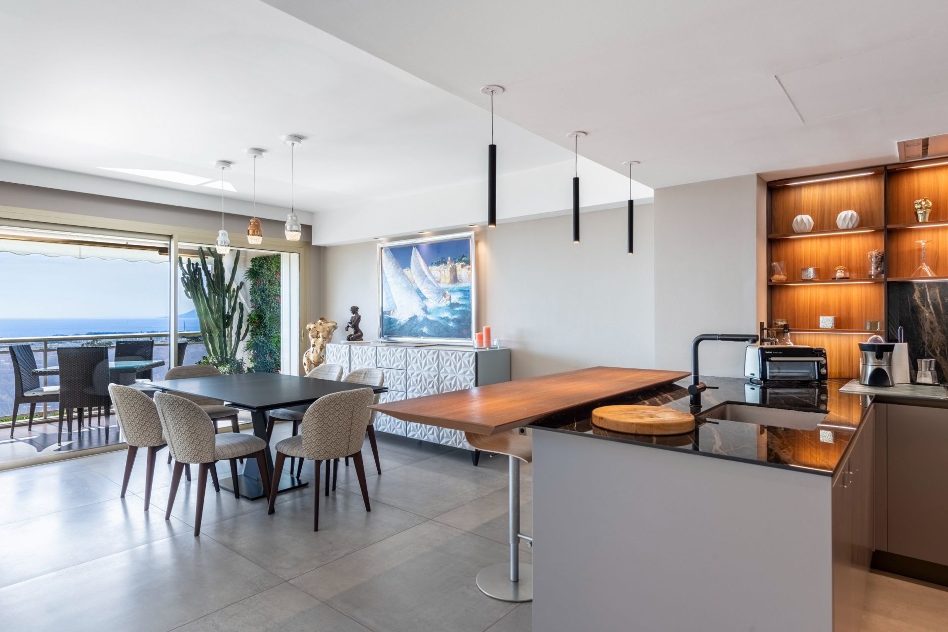 luxury apartment 4 Rooms for sale on CANNES (06400)