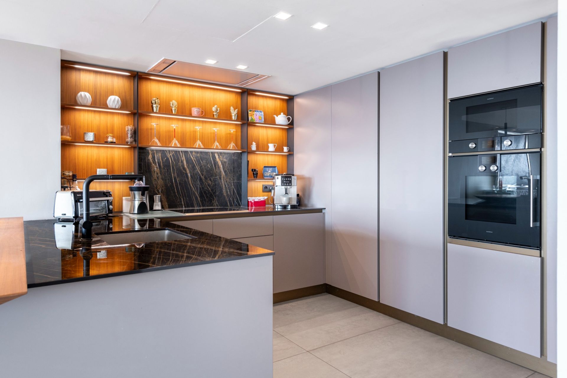 luxury apartment 4 Rooms for sale on CANNES (06400)